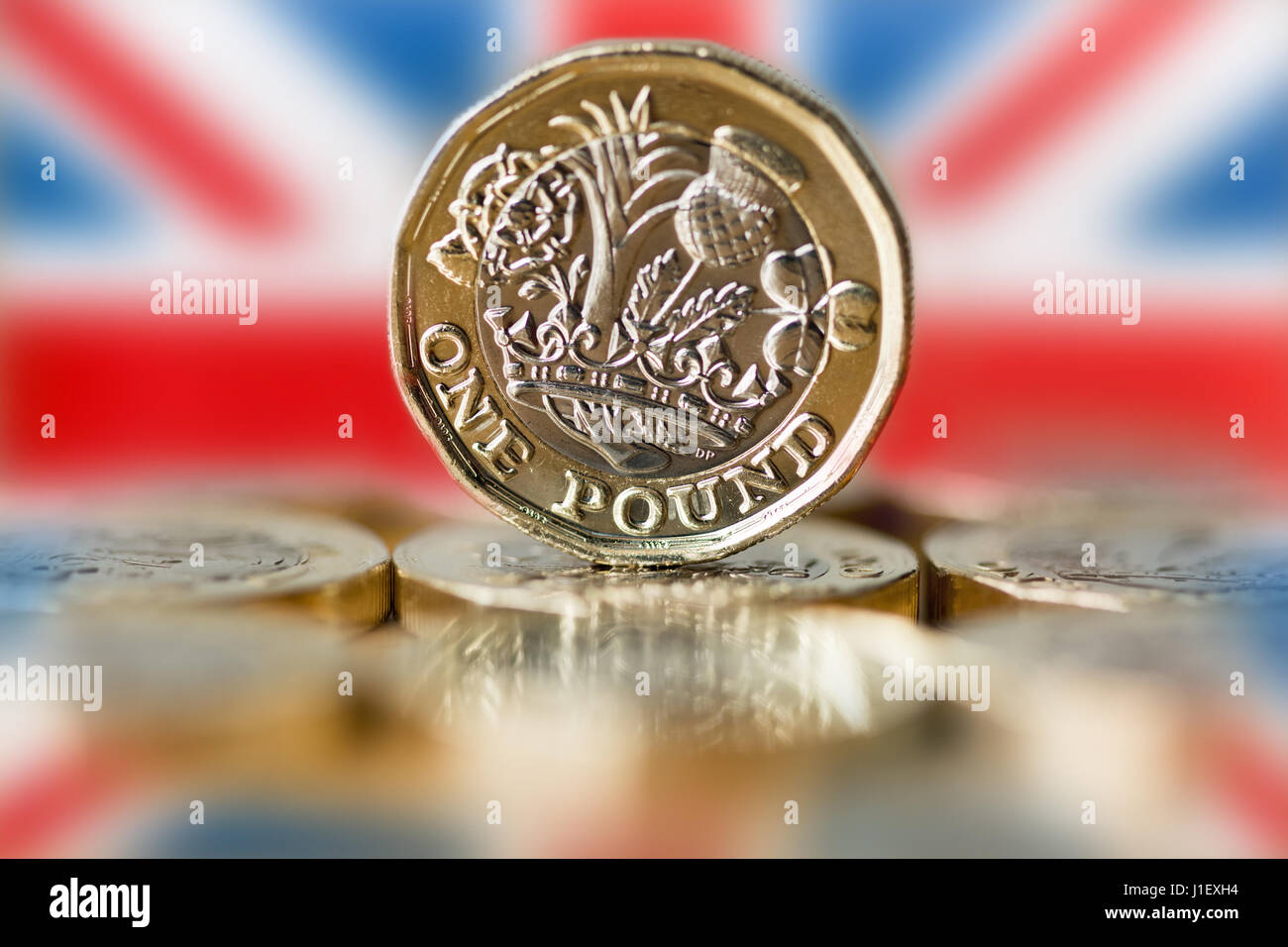 Finanzielle Bilanz Bild: Neue britische ein Pfund-Münze mit Anschluß-Markierungsfahne Hintergrund. Stockfoto