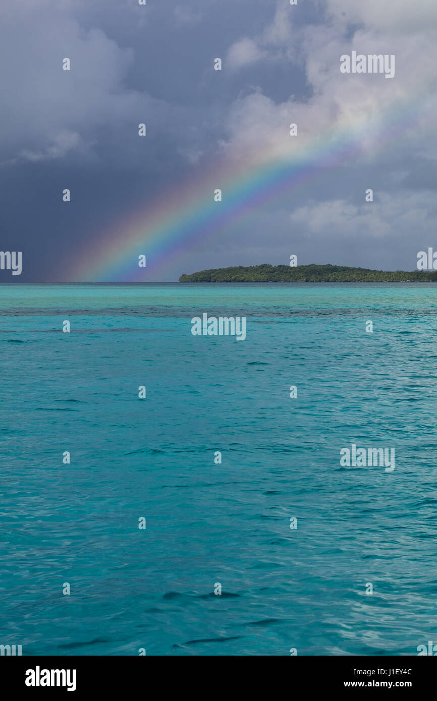 Ein schöner Regenbogen erscheint über tropische Lagune Wasser in die Republik Palau. Dieses mikronesischen Land ist ein beliebtes Urlaubsziel. Stockfoto