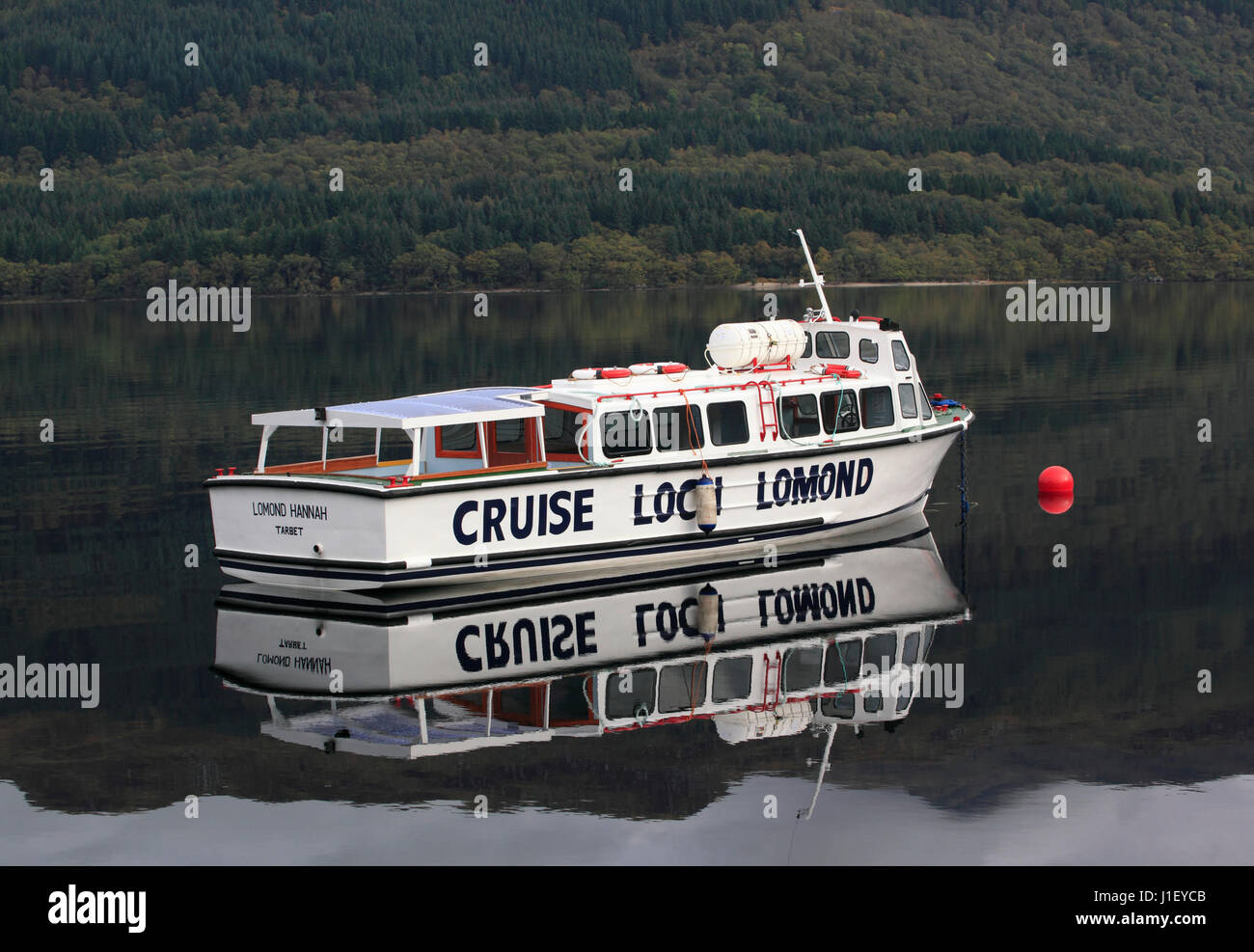 Einem festgemachten Ausflugsboot Kreuzfahrt auf Loch Lomond, Schottland Trossachs National Park, Europa Stockfoto