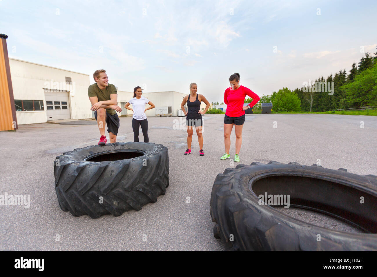 Eine Pause von spiegeln Reifen Training im Freien Training-team Stockfoto