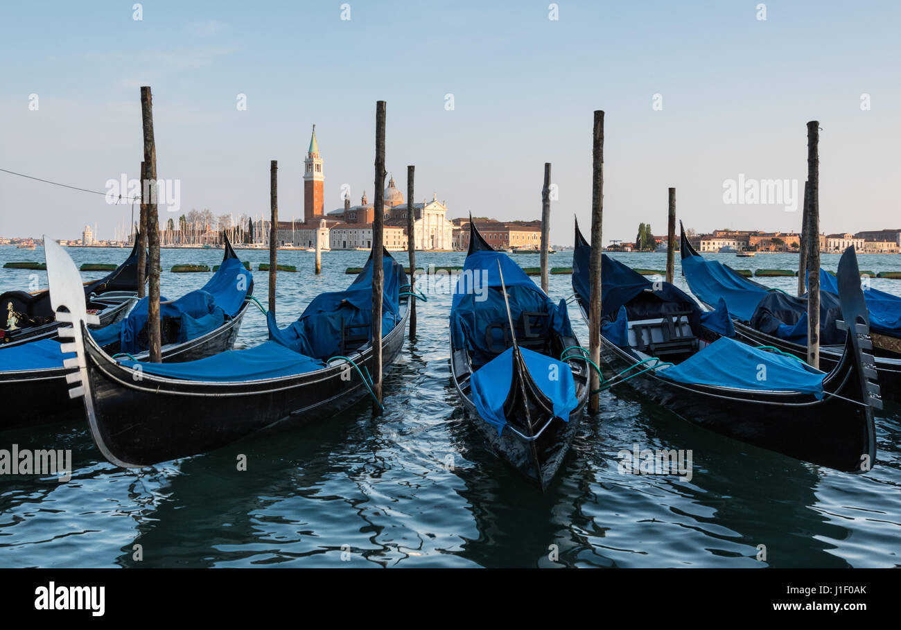 Gondeln vor Anker am Ufer des St. Marks Platz mit Insel und Kirche von San Giorgio Maggiore im Hintergrund, Venedig Stockfoto