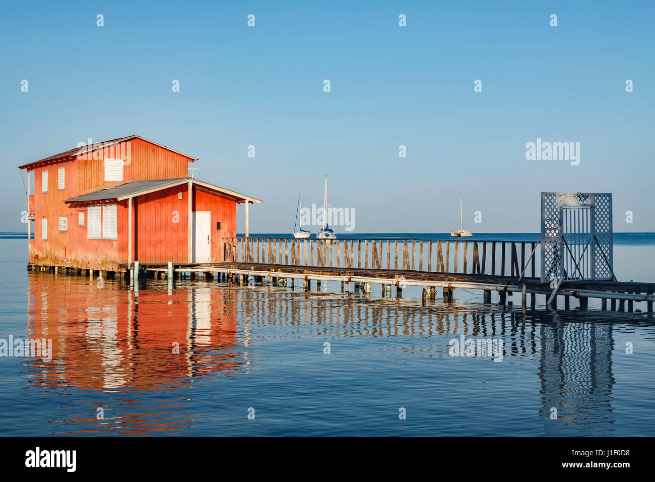 Rotes Haus am Wasser, Boqueron, Puerto Rico Stockfoto