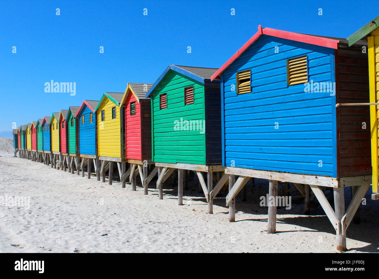 Bunte Strandhäuschen am Strand von Muizenberg, Kapstadt, Südafrika Stockfoto