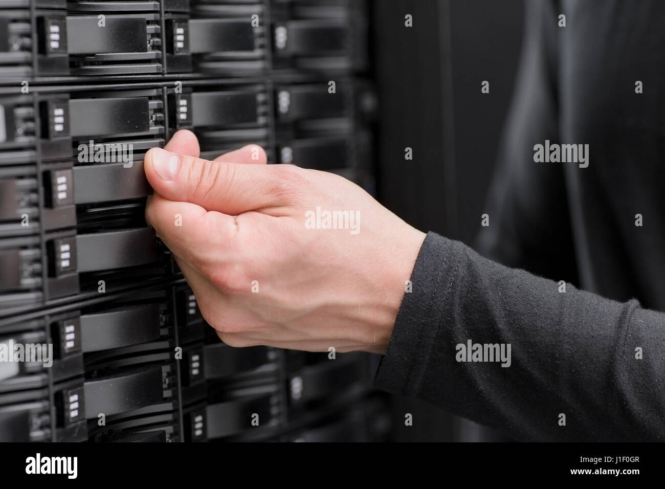 IT-Berater pflegen große SAN-Array im Rechenzentrum Stockfoto