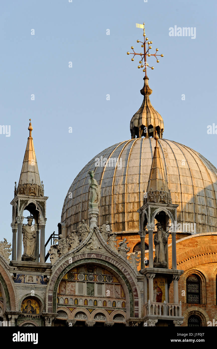 Sonnenaufgang am Piazza San Marco, frühen Sonnenlicht auf die Kuppel der Basilika Saint Mark Stockfoto