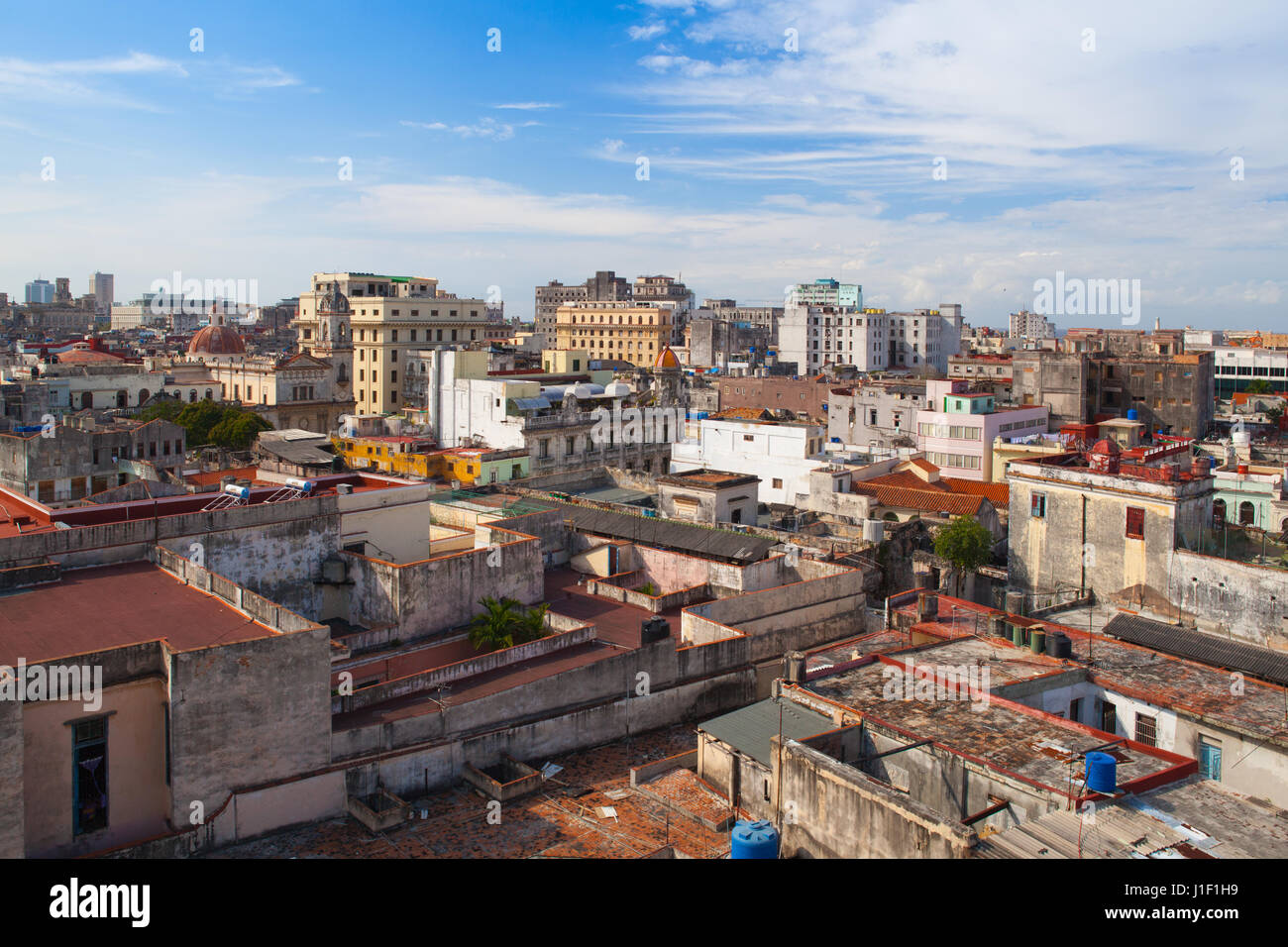 Draufsicht auf die Dächer und Gebäude. Beschädigte und renovierte koloniale Architektur in Alt-Havanna, Kuba Stockfoto