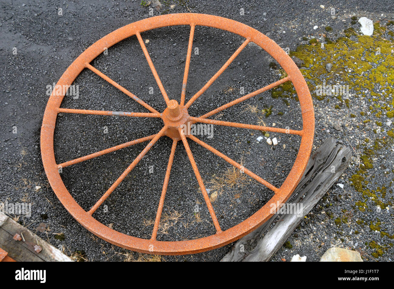 Ein Stahlrad liegt möglicherweise aus einer Mine gewundenen Gang, als Exponat im Bergbau Denniston Welterbe-Aufstellungsort, in der Nähe von Westport, Südinsel, Neuseeland. Stockfoto