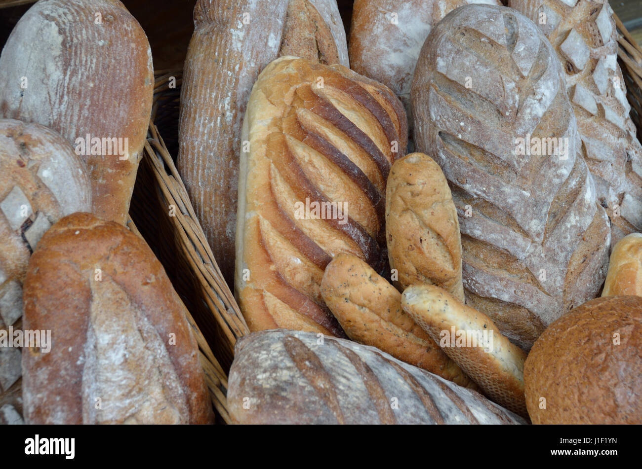 Anzeige der verschiedenen verschiedenen frisch gebackenen Brote vor einem Geschäft. Stockfoto