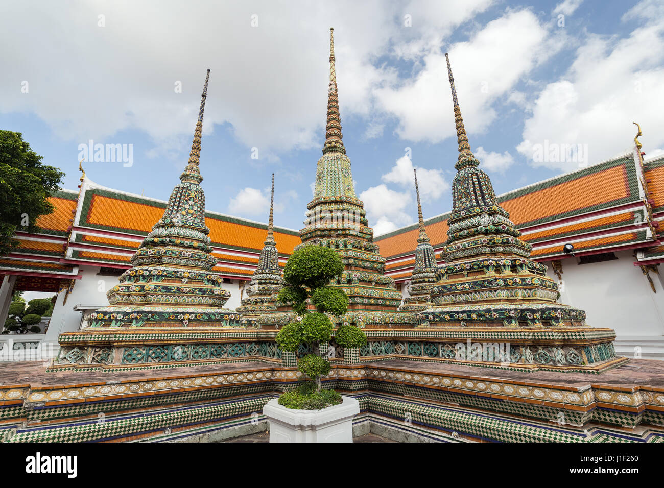 Drei verzierten Chedis vor einem Gebäude in der Tempelanlage Wat Pho (Po) in Bangkok, Thailand. Stockfoto