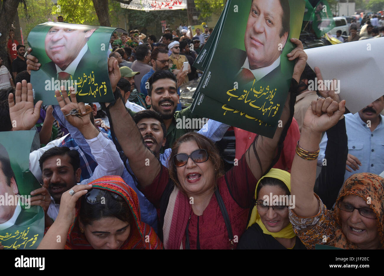 Pakistanische Fans feiern des Obersten Gerichtshofs Untersuchung in Lahore am 20. April 2017. Unterstützer verteilen Süßigkeiten unter den Befürwortern nach OGH Urteil über Panama Papier Lecks. In einem 3: 2-Split hat Urteil des Supreme Court in Pakistan weitere Untersuchung des Falles Panama Papiere gegen Premierminister Nawaz Sharif bestellt. Das Gericht hat die Einstellung oben bestellt, eine gemeinsame Ermittlungsgruppe einschließlich Inter-Services Intelligence (ISI) und Military Intelligence (MI) hat seinen Bericht innerhalb von 60 Tagen vorzulegen. (Foto: Rana Sajid Hussain/Pacific Press) Stockfoto