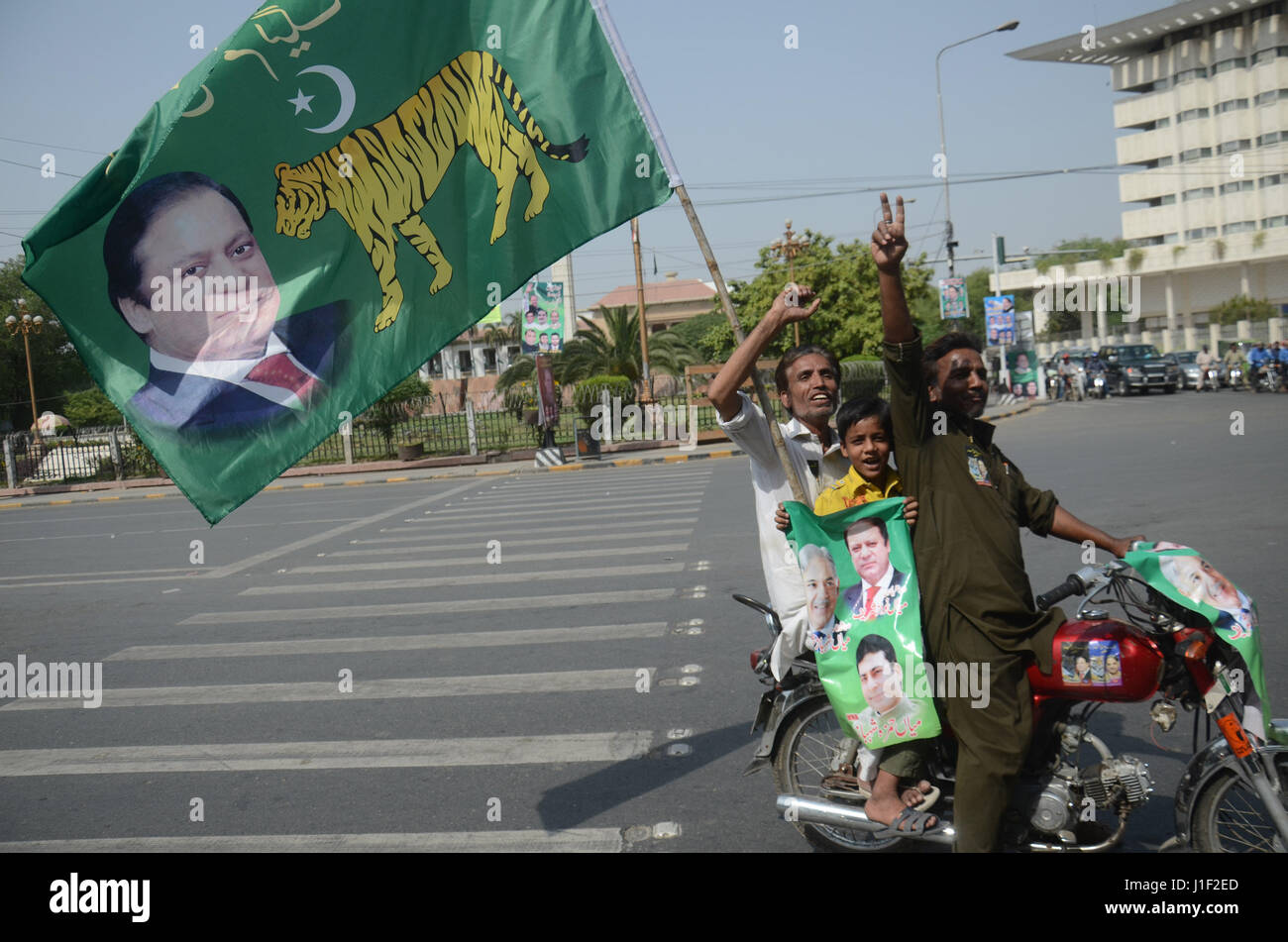 Pakistanische Fans feiern des Obersten Gerichtshofs Untersuchung in Lahore am 20. April 2017. Unterstützer verteilen Süßigkeiten unter den Befürwortern nach OGH Urteil über Panama Papier Lecks. In einem 3: 2-Split hat Urteil des Supreme Court in Pakistan weitere Untersuchung des Falles Panama Papiere gegen Premierminister Nawaz Sharif bestellt. Das Gericht hat die Einstellung oben bestellt, eine gemeinsame Ermittlungsgruppe einschließlich Inter-Services Intelligence (ISI) und Military Intelligence (MI) hat seinen Bericht innerhalb von 60 Tagen vorzulegen. (Foto: Rana Sajid Hussain/Pacific Press) Stockfoto