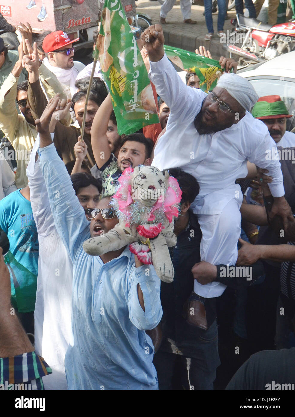 Pakistanische Fans feiern des Obersten Gerichtshofs Untersuchung in Lahore am 20. April 2017. Unterstützer verteilen Süßigkeiten unter den Befürwortern nach OGH Urteil über Panama Papier Lecks. In einem 3: 2-Split hat Urteil des Supreme Court in Pakistan weitere Untersuchung des Falles Panama Papiere gegen Premierminister Nawaz Sharif bestellt. Das Gericht hat die Einstellung oben bestellt, eine gemeinsame Ermittlungsgruppe einschließlich Inter-Services Intelligence (ISI) und Military Intelligence (MI) hat seinen Bericht innerhalb von 60 Tagen vorzulegen. (Foto: Rana Sajid Hussain/Pacific Press) Stockfoto