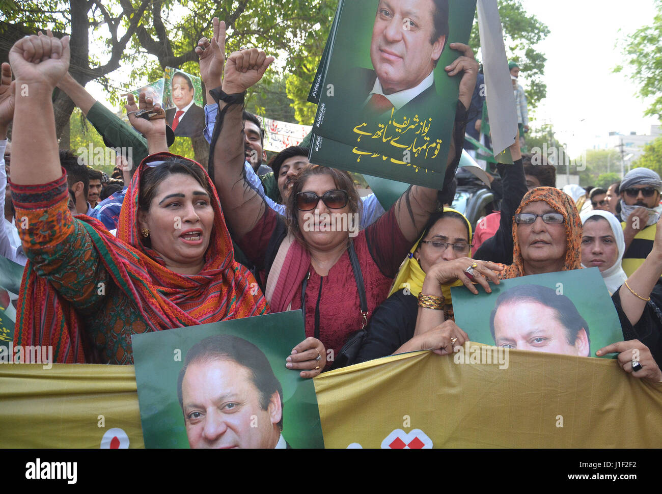 Pakistanische Fans feiern des Obersten Gerichtshofs Untersuchung in Lahore am 20. April 2017. Unterstützer verteilen Süßigkeiten unter den Befürwortern nach OGH Urteil über Panama Papier Lecks. In einem 3: 2-Split hat Urteil des Supreme Court in Pakistan weitere Untersuchung des Falles Panama Papiere gegen Premierminister Nawaz Sharif bestellt. Das Gericht hat die Einstellung oben bestellt, eine gemeinsame Ermittlungsgruppe einschließlich Inter-Services Intelligence (ISI) und Military Intelligence (MI) hat seinen Bericht innerhalb von 60 Tagen vorzulegen. (Foto: Rana Sajid Hussain/Pacific Press) Stockfoto