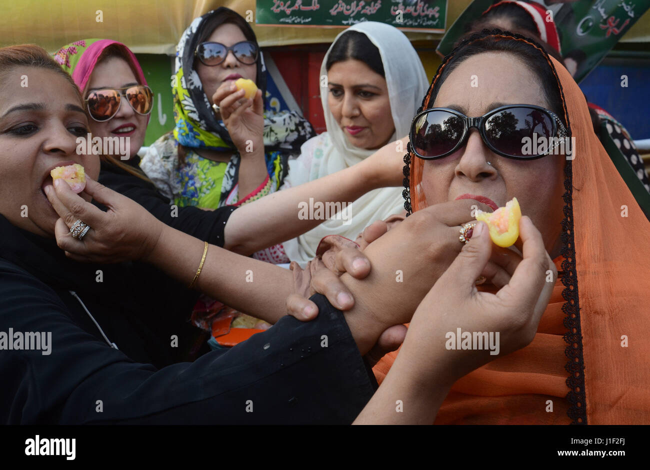 Pakistanische Fans feiern des Obersten Gerichtshofs Untersuchung in Lahore am 20. April 2017. Unterstützer verteilen Süßigkeiten unter den Befürwortern nach OGH Urteil über Panama Papier Lecks. In einem 3: 2-Split hat Urteil des Supreme Court in Pakistan weitere Untersuchung des Falles Panama Papiere gegen Premierminister Nawaz Sharif bestellt. Das Gericht hat die Einstellung oben bestellt, eine gemeinsame Ermittlungsgruppe einschließlich Inter-Services Intelligence (ISI) und Military Intelligence (MI) hat seinen Bericht innerhalb von 60 Tagen vorzulegen. (Foto: Rana Sajid Hussain/Pacific Press) Stockfoto