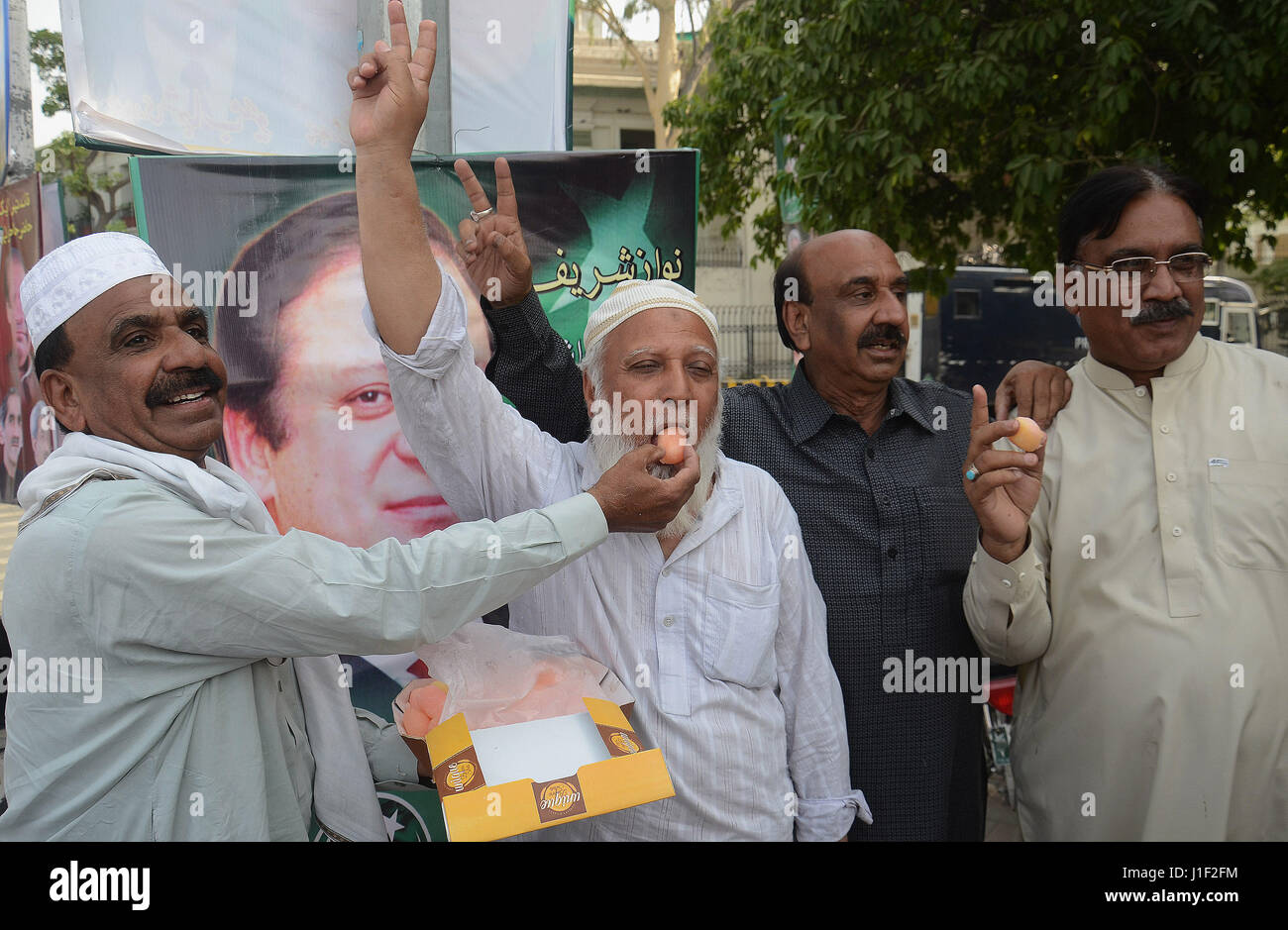 Pakistanische Fans feiern des Obersten Gerichtshofs Untersuchung in Lahore am 20. April 2017. Unterstützer verteilen Süßigkeiten unter den Befürwortern nach OGH Urteil über Panama Papier Lecks. In einem 3: 2-Split hat Urteil des Supreme Court in Pakistan weitere Untersuchung des Falles Panama Papiere gegen Premierminister Nawaz Sharif bestellt. Das Gericht hat die Einstellung oben bestellt, eine gemeinsame Ermittlungsgruppe einschließlich Inter-Services Intelligence (ISI) und Military Intelligence (MI) hat seinen Bericht innerhalb von 60 Tagen vorzulegen. (Foto: Rana Sajid Hussain/Pacific Press) Stockfoto