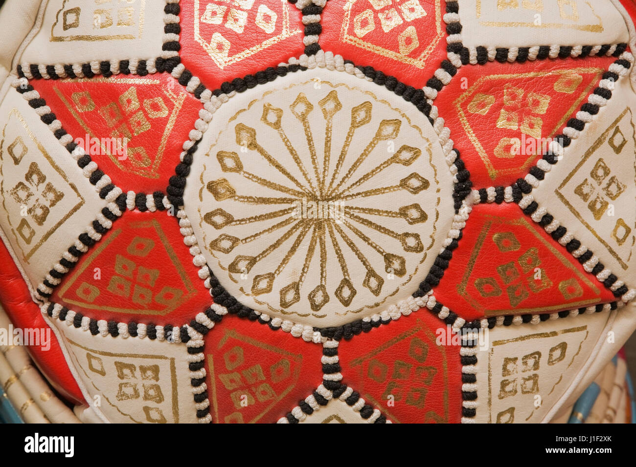 Nahaufnahme von Design-Patterns auf einem roten und weißen Leder-Kissen zum Verkauf an einen arabischen Souk in Granada, Spanien, Europa Stockfoto