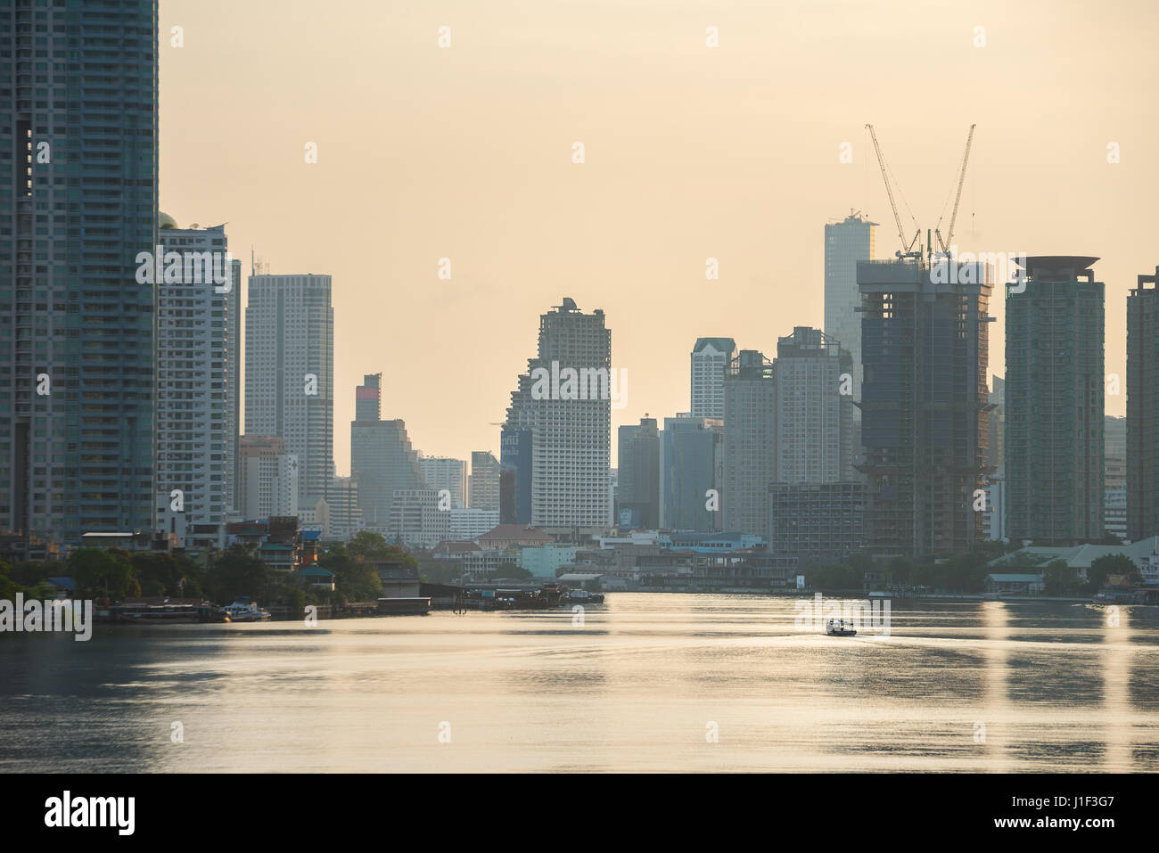 Kleines Fahrgastschiff flussabwärts im Fluss, Business Zentrum, Bangkok, Thailand am Morgen. Der Name "big River" ist Chao Phraya River. Stockfoto