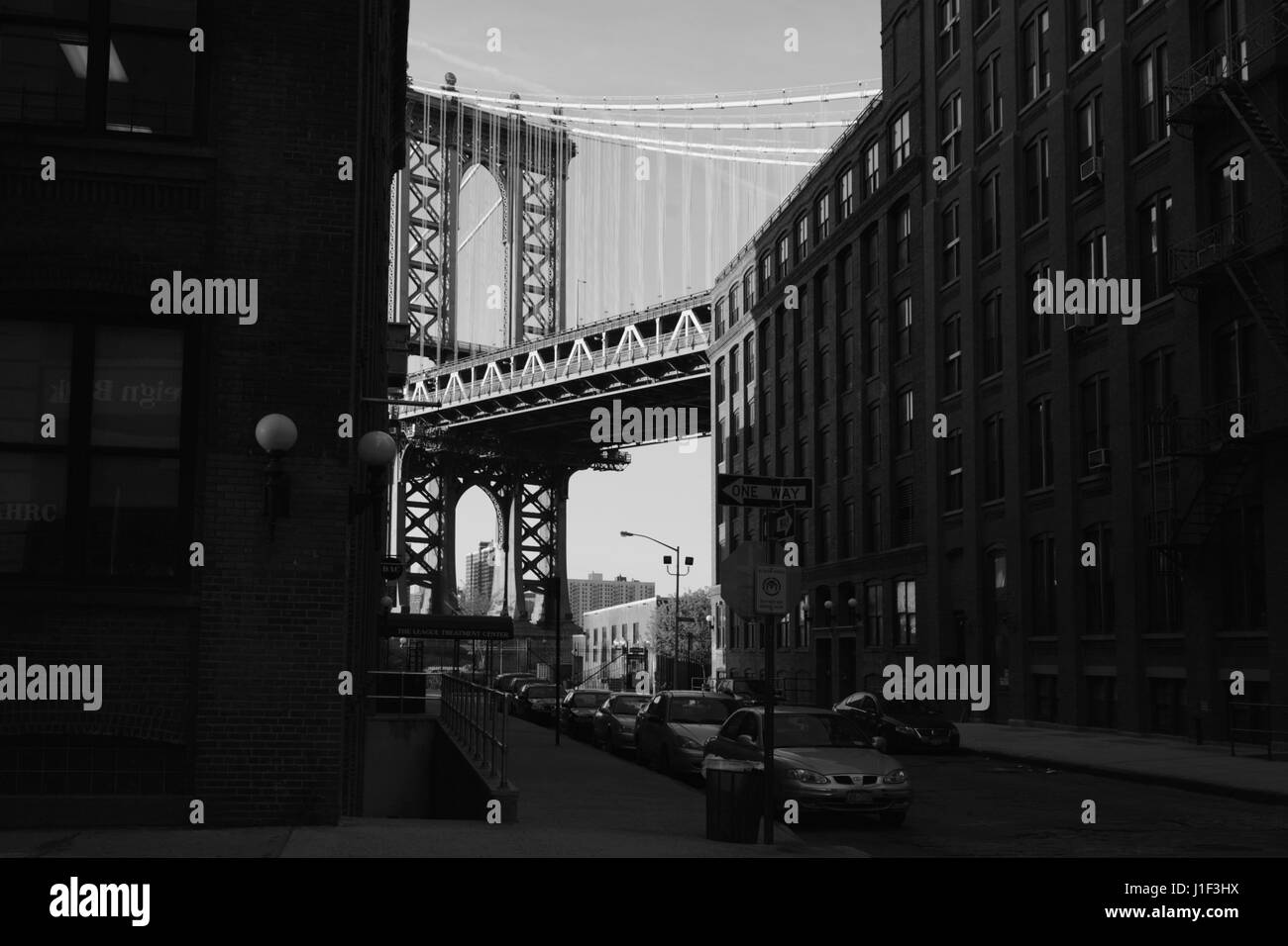 Alten Backstreet in DUMBO Brooklyn, New York bei Sonnenuntergang mit der Manhattan Bridge nach Washington Street. Monochrom, schwarz und weiß. Stockfoto