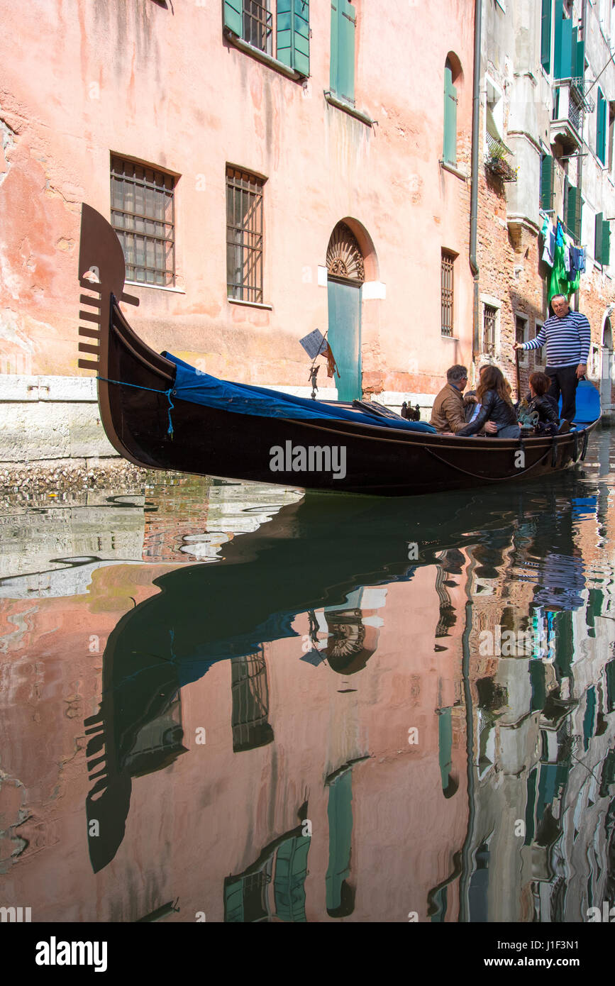 Gondoliere Rudern Gondel Unten Am Kanal Rio Della Pietà In Venedig ...