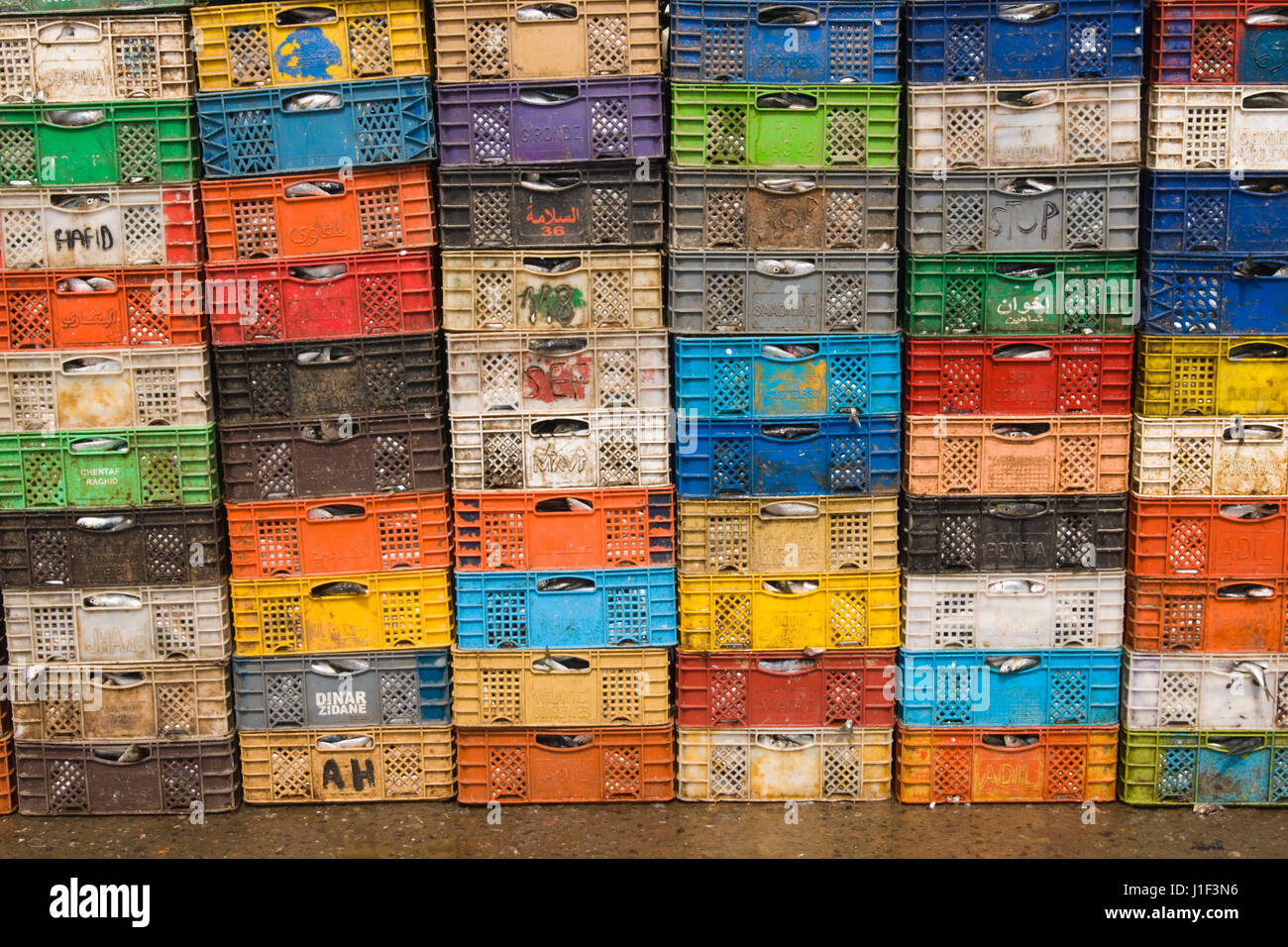 Stapel von bunten Kisten mit vor kurzem landete Fisch in der Fischerei Dorf von Essaouira, Marokko. Stockfoto