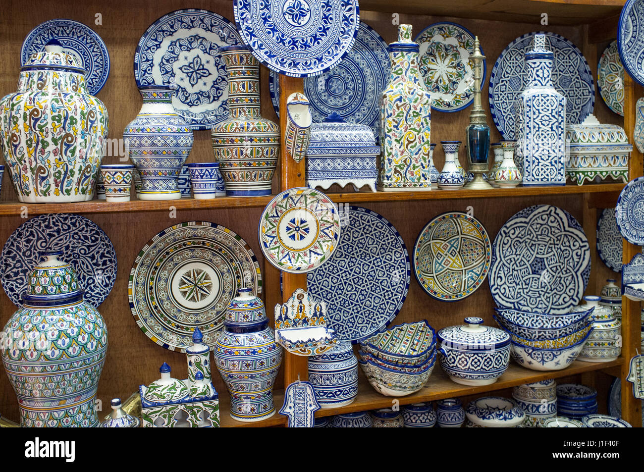 Traditionelle blaue und weiße Keramik zum Verkauf im Ladengeschäft in