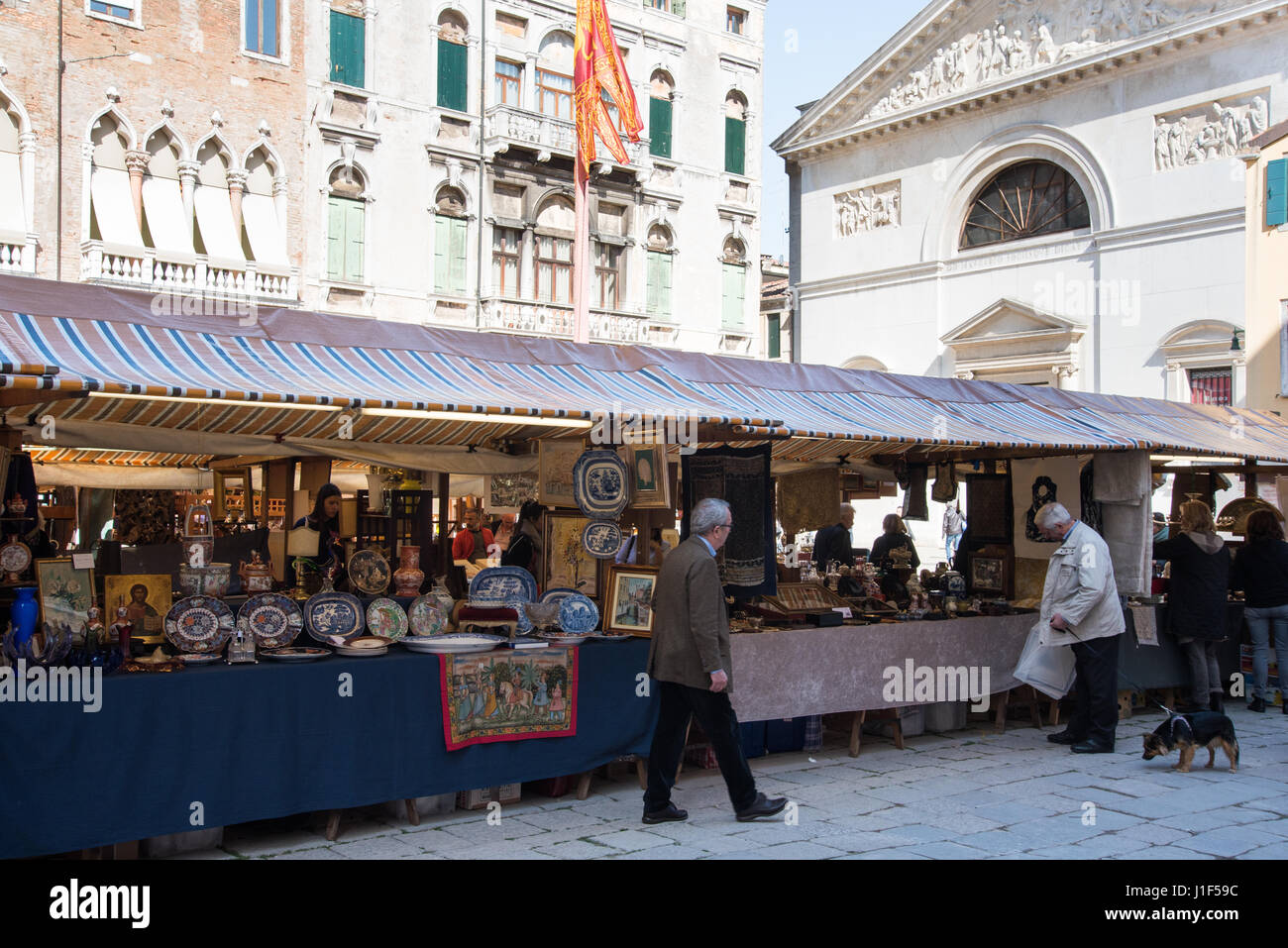 Antiquitätenmarkt in San Maurizio Quadrat, Venedig Stockfoto