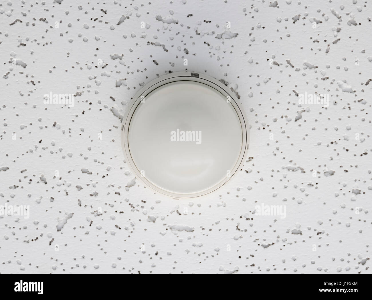 Rauchmelder-Teil der Brandmeldeanlage installieren unter der Decke. Stockfoto