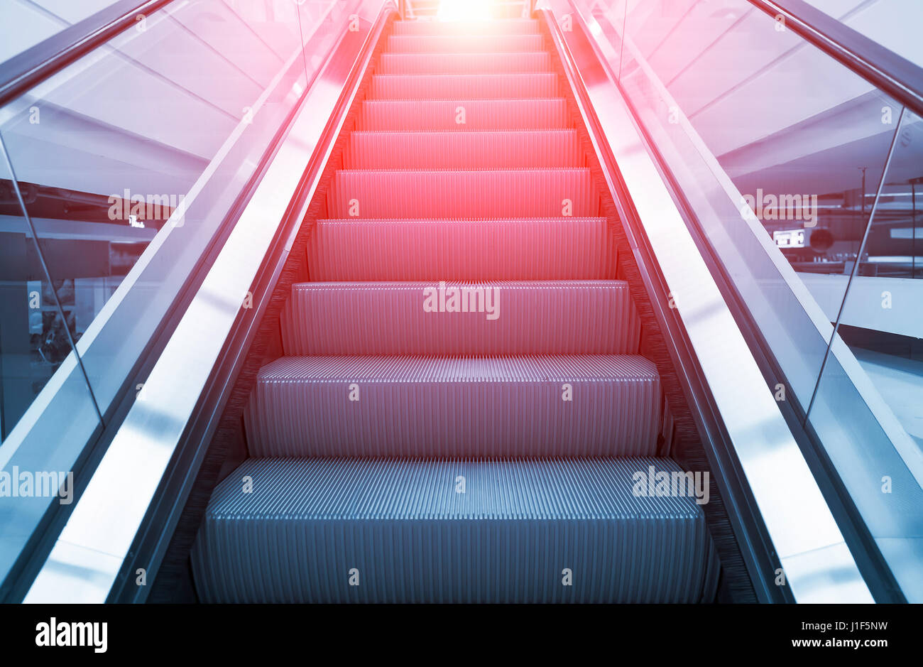 Rolltreppe und Gebäude betreten. Stockfoto
