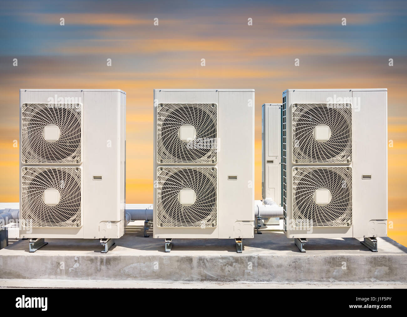 Luft Kompressor Maschinenteil der Klimaanlage System auf Dachterrasse mit Himmelshintergrund. Stockfoto Luft Kompressor Maschinenteil der Klimaanlage System auf Dachterrasse mit Himmelshintergrund. Stockfoto