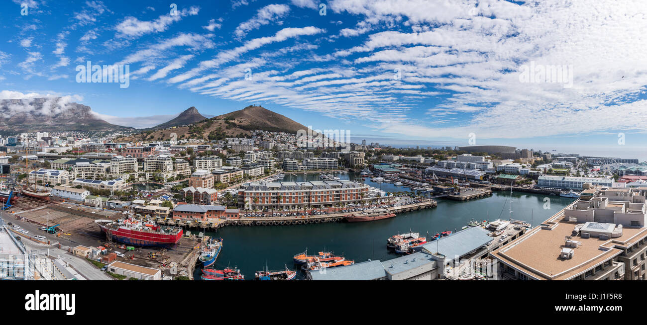 Blick auf das Silo Hotel Victoria und Alfred Waterfront, Cape Town, hinten, Tafelberg, Signal Hill und Lionshead Stockfoto