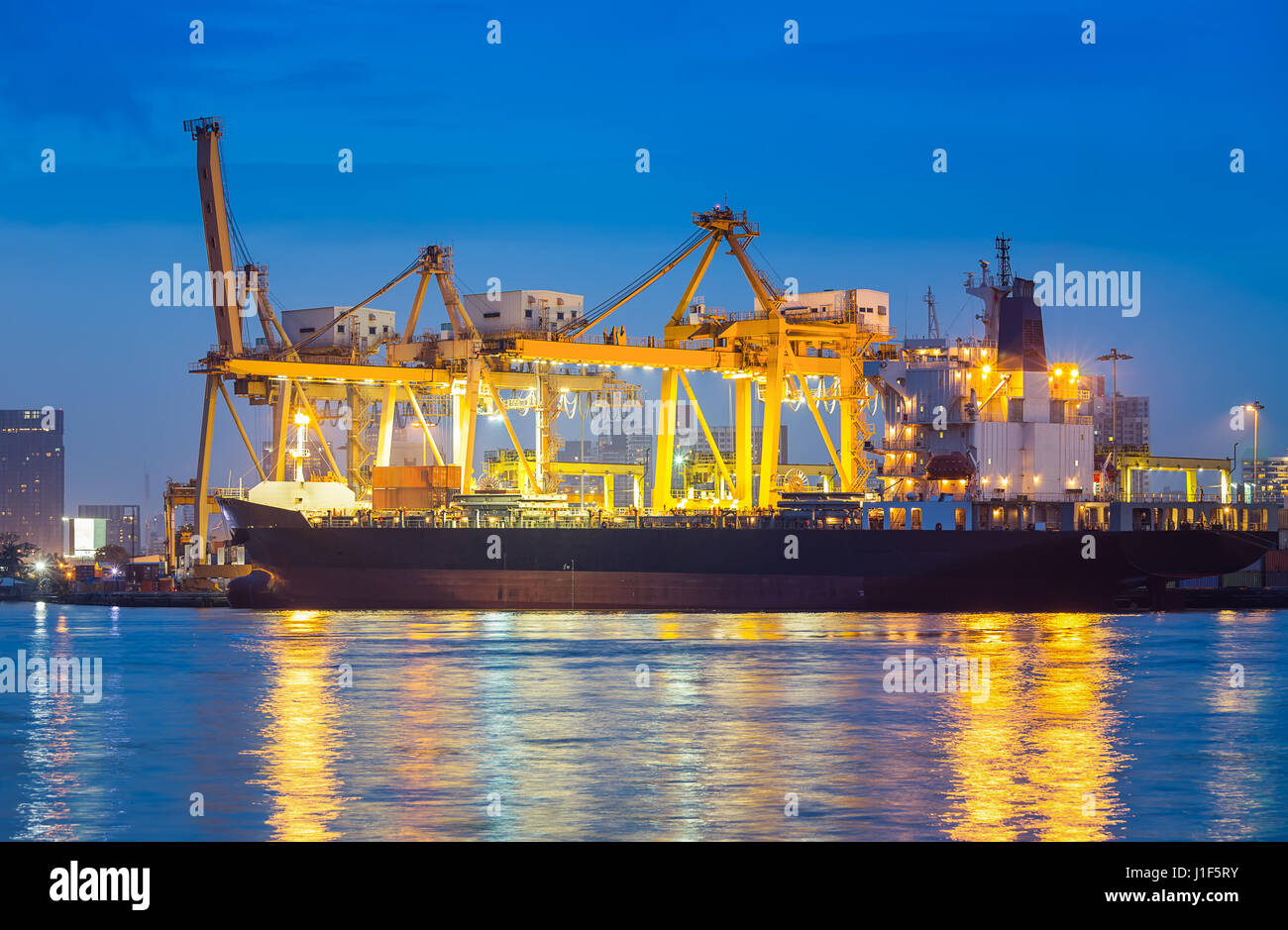 Frachtschiff Fracht und Cargo-Container mit Kran am Hafen für Logistik und Transport Hintergrund arbeiten. Stockfoto