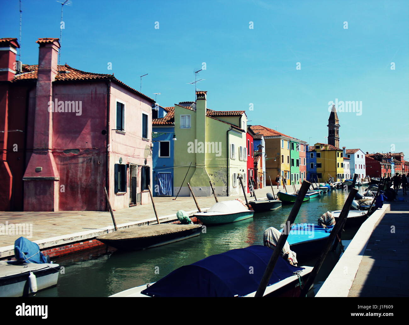Straße mit bunten Gebäuden in Burano Insel, Venedig, Italien Stockfoto