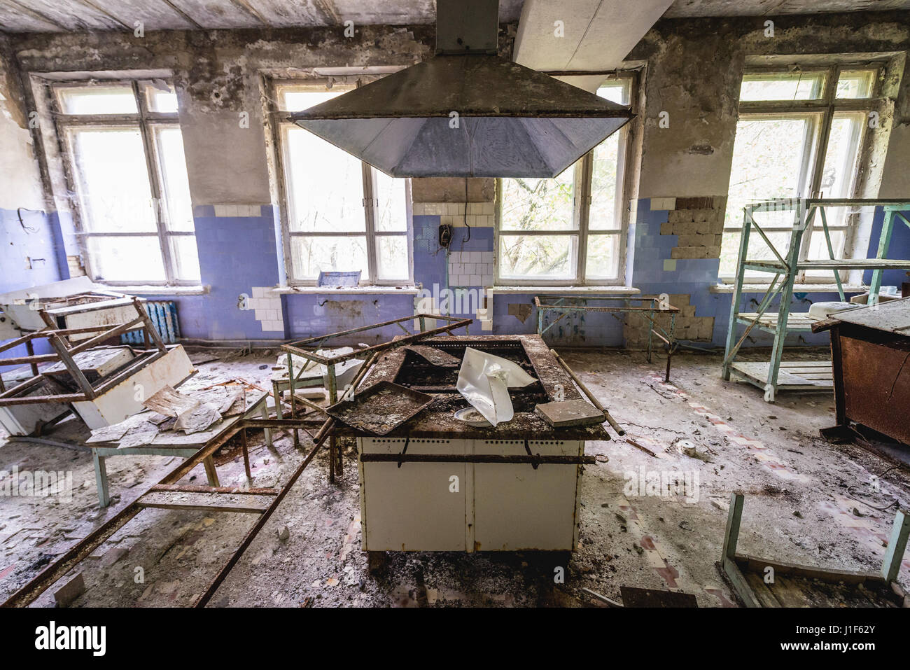 Krankenhaus-Küche in Pripyat ghost Stadt von Tschernobyl Nuclear Power Plant Zone der Entfremdung um Reaktorkatastrophe in der Ukraine Stockfoto