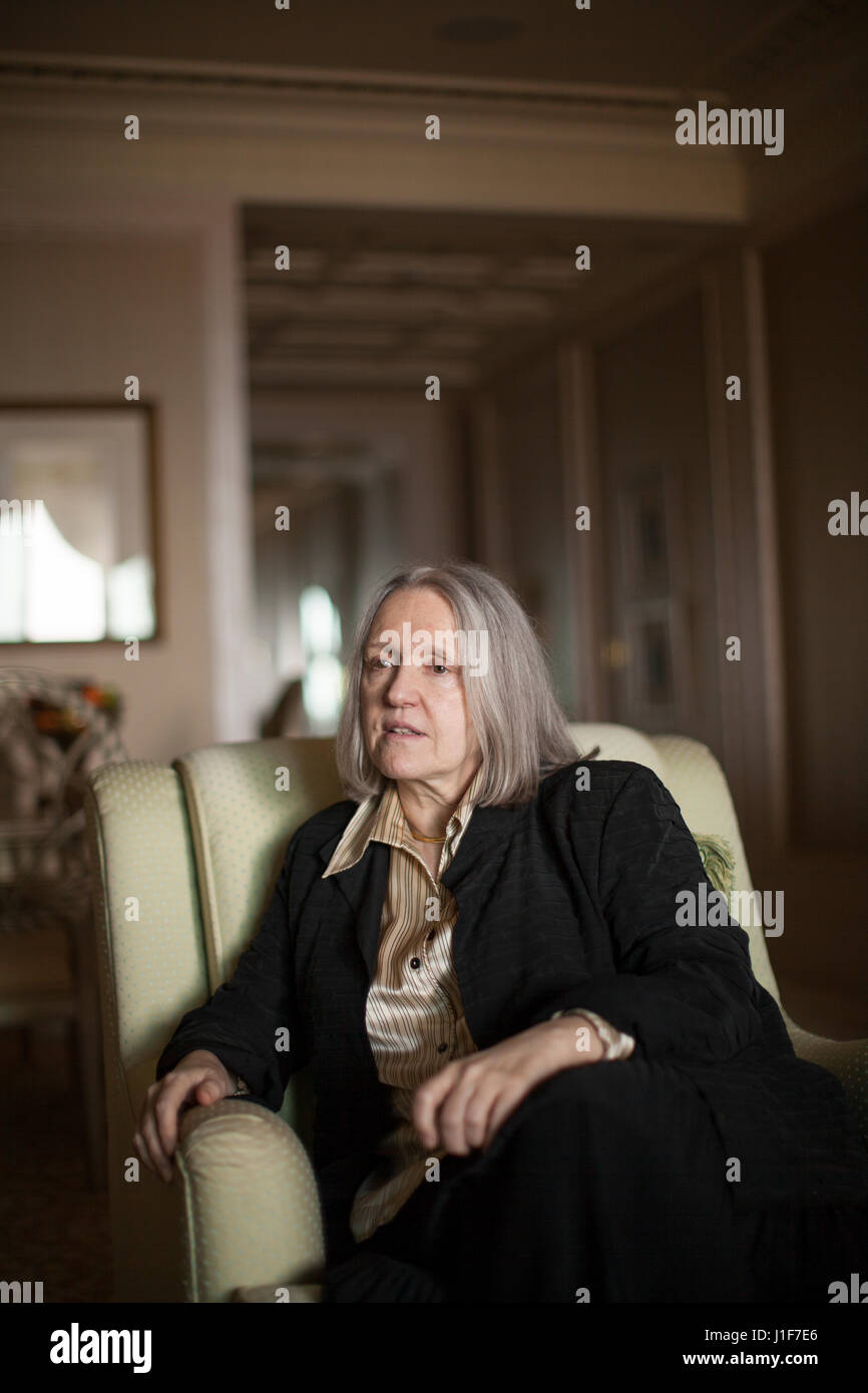 Saskia Sassen Professor für Soziologie an der Columbia University in New York City, gibt ein Interview in Abu Dhabi während Global City-Konferenz 2009. Stockfoto