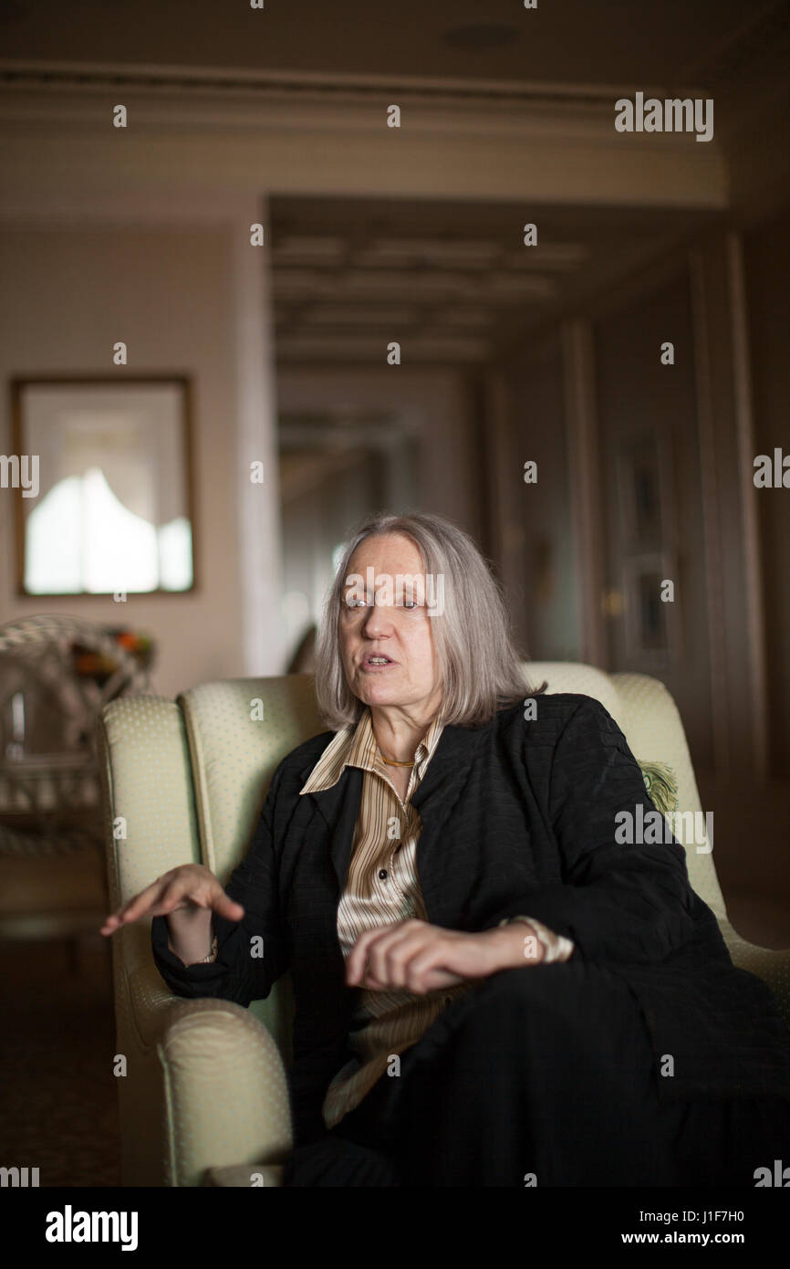 Saskia Sassen Professor für Soziologie an der Columbia University in New York City, gibt ein Interview in Abu Dhabi während Global City-Konferenz 2009. Stockfoto