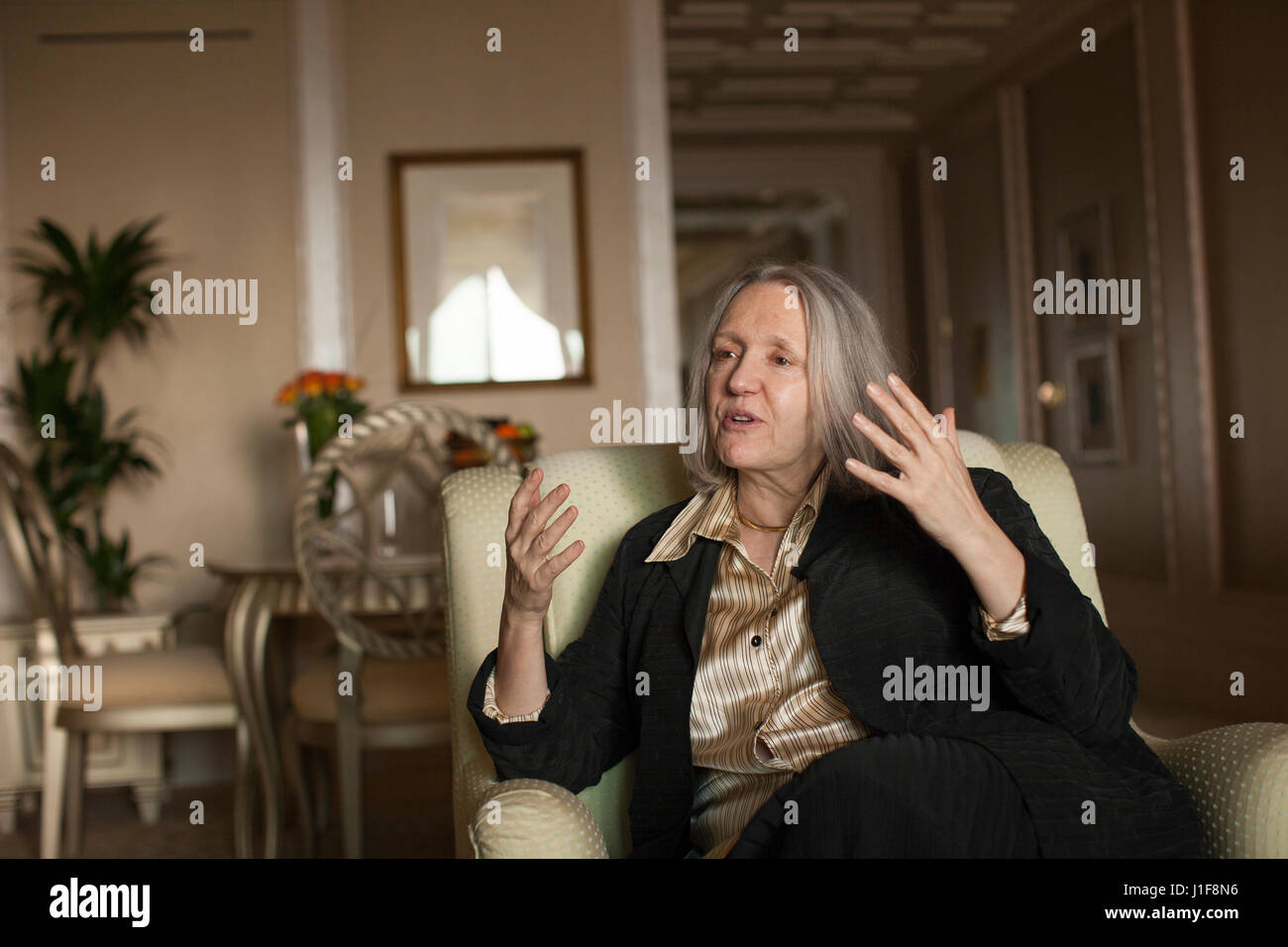 Saskia Sassen Professor für Soziologie an der Columbia University in New York City, gibt ein Interview in Abu Dhabi während Global City-Konferenz 2009. Stockfoto