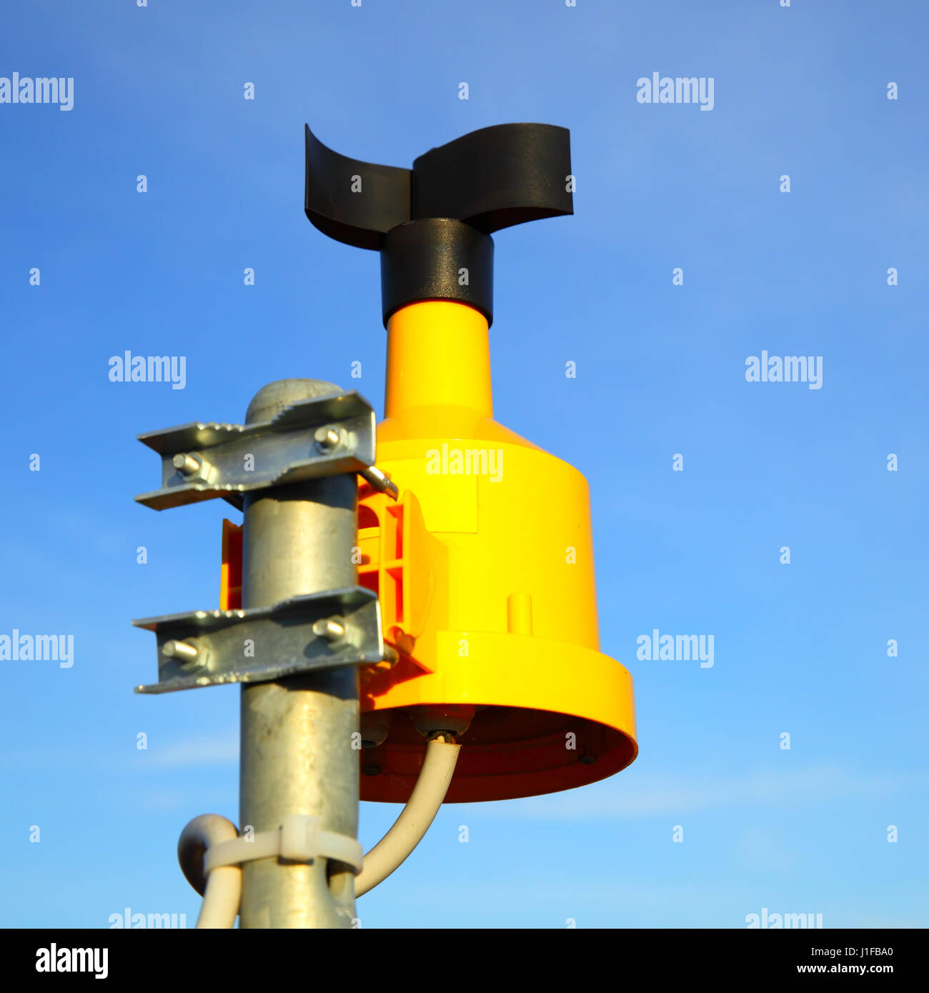 Nahaufnahme von Anemometer (Windmesser) auf Masten Stockfoto