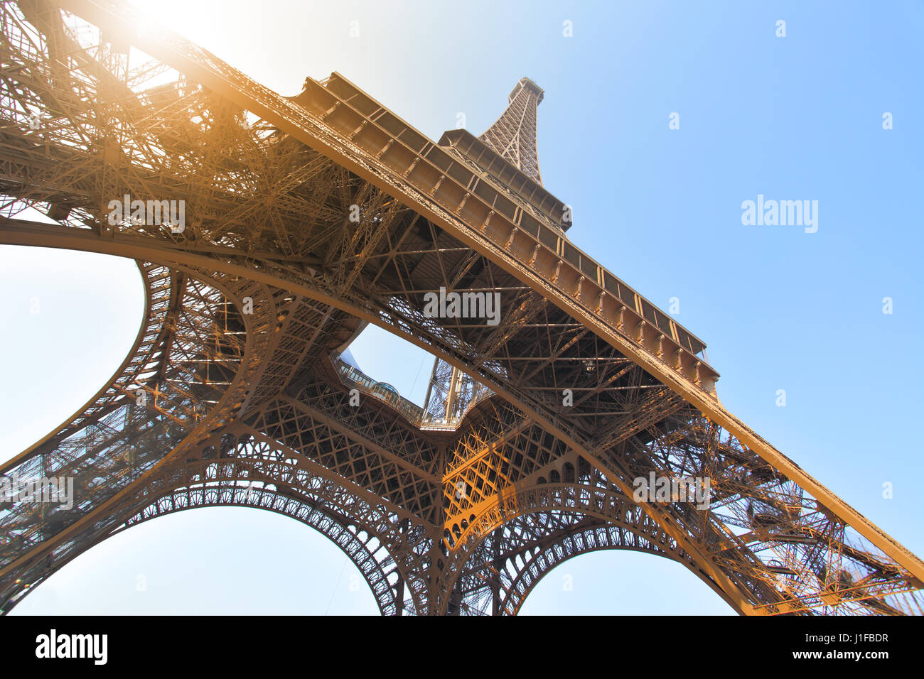 Winkel-Schuss auf den Eiffelturm in Paris, Frankreich Stockfoto