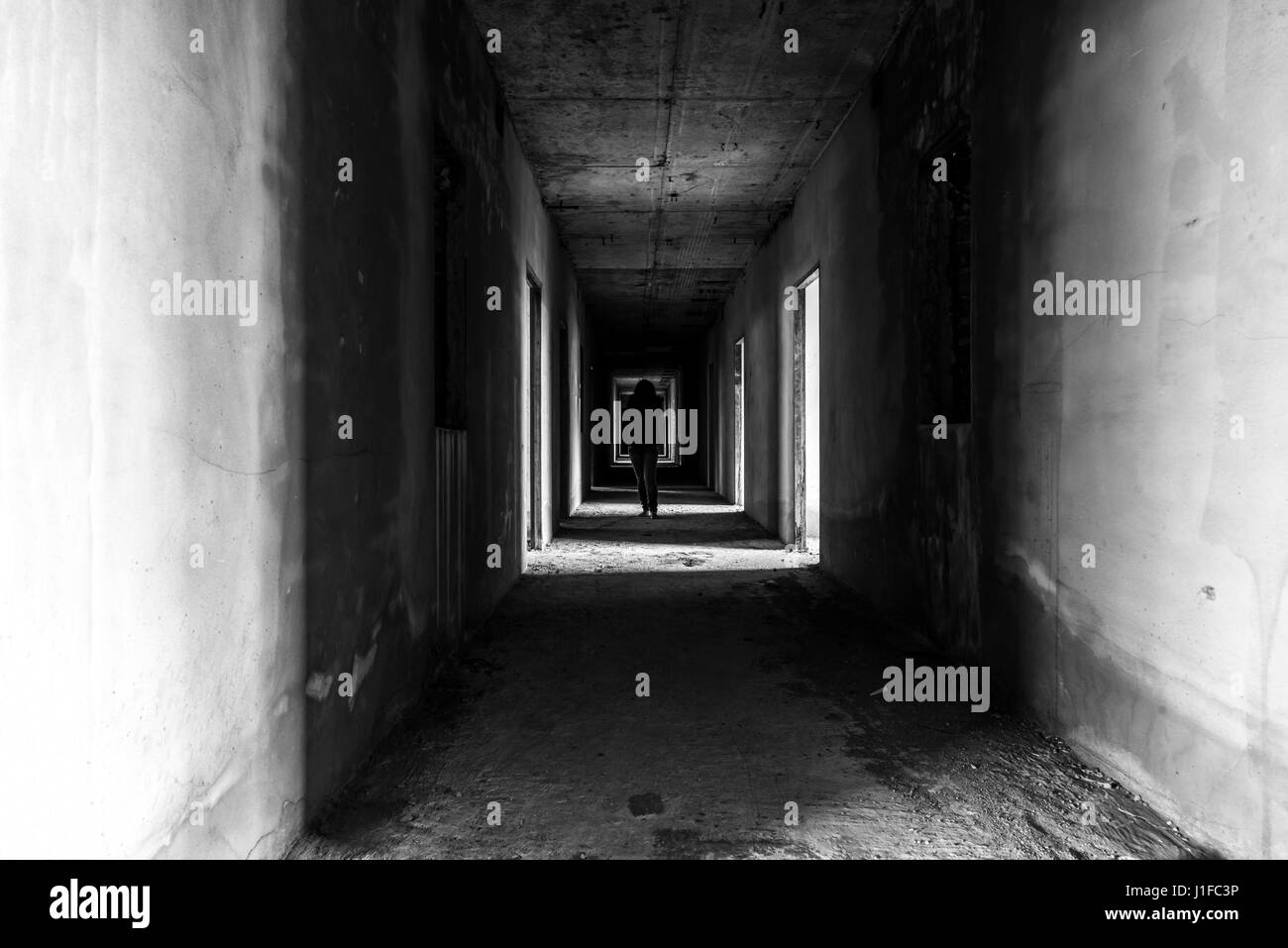 Verlassene Gebäude mit Ghost Wandern in Gang, Horror-Szene mit gruseligen Hintergrund Stockfoto