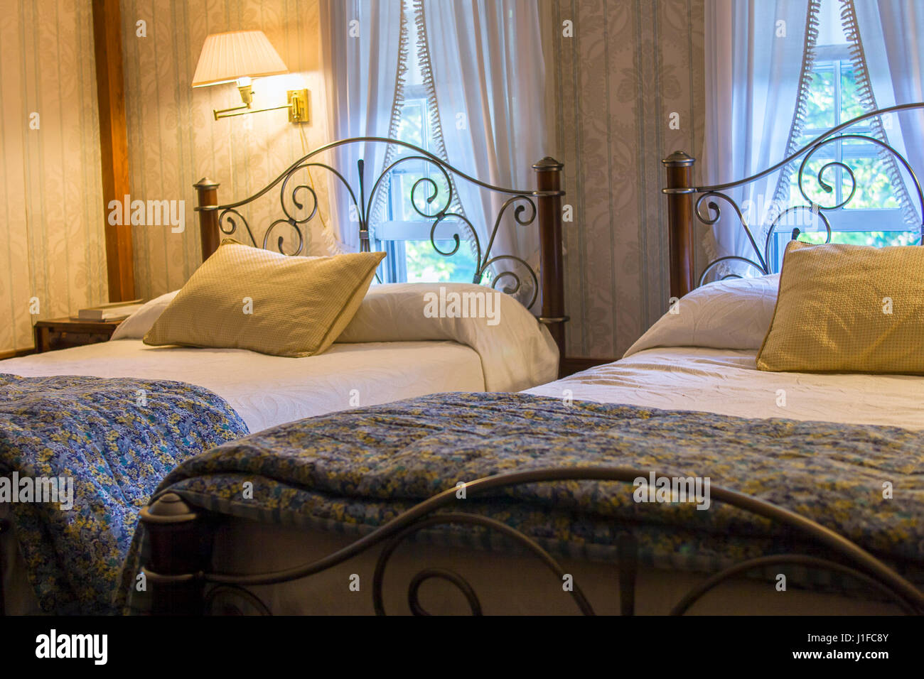 Zwei Betten in einem gemütlichen klassische Schlafzimmer Stockfoto
