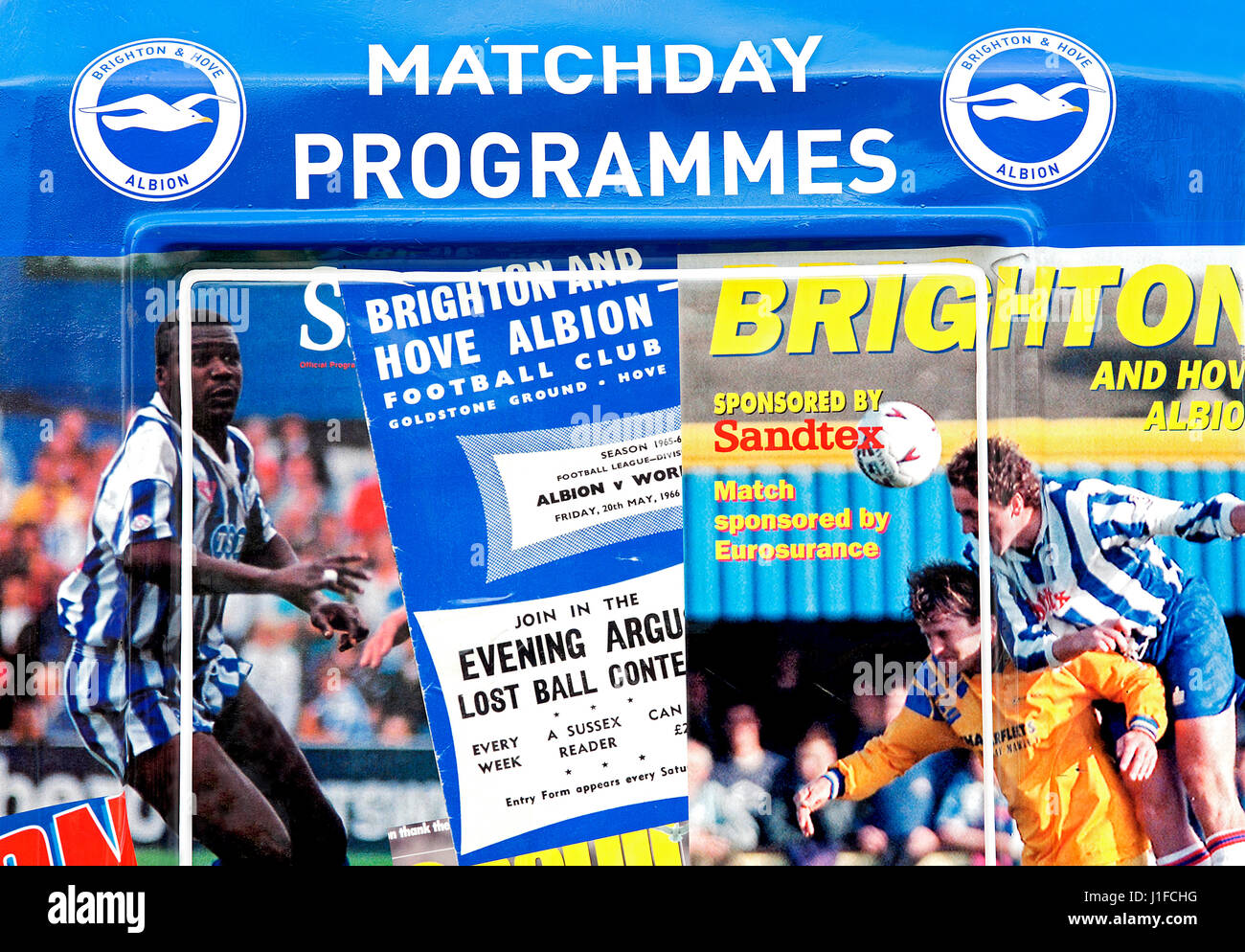 Zeitschriftenumschläge und bekannte Fußballspieler von Brighton und Hove Albion verputzt am Spieltag Programme stand an der Amex-Stadion. Stockfoto