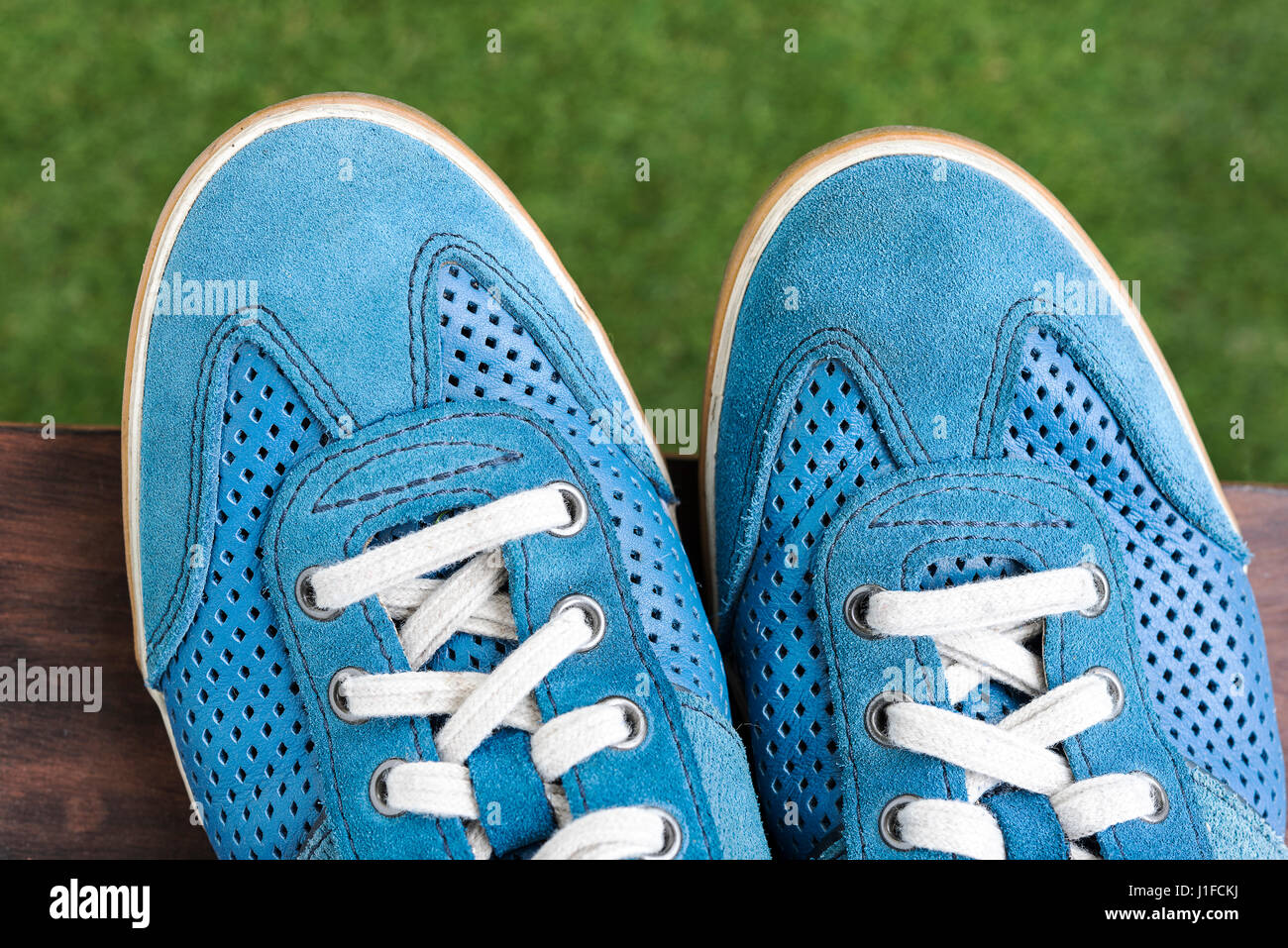 Lässige Herren Mode Schuhe, blaue Sneaker auf den Tisch, soft-Fokus hautnah  Stockfotografie - Alamy