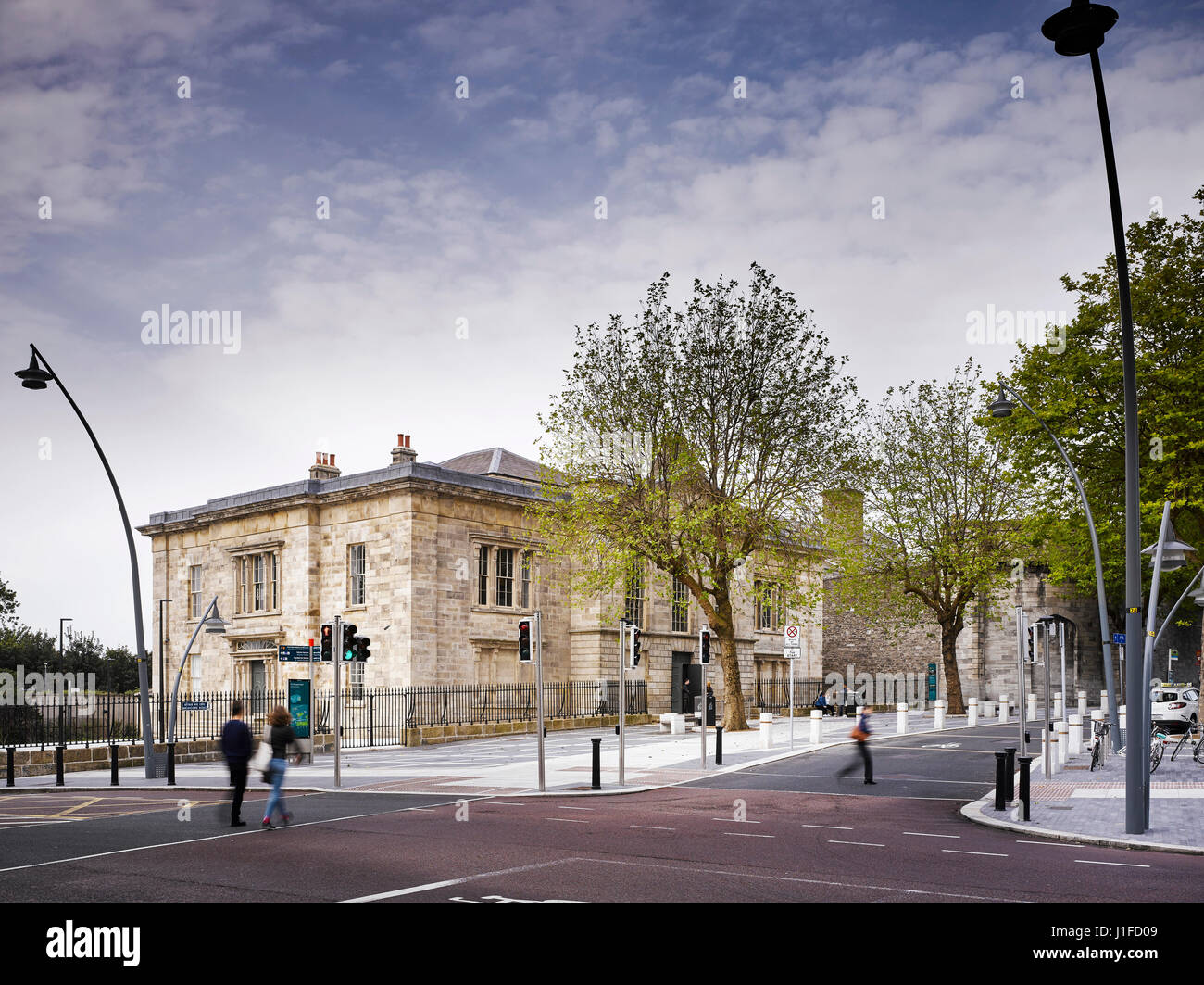 Street View von außen zeigen Figuren. Kilmainham Gerichtsgebäude, Kilmainham, Irland. Architekt: OPW Architekten, 2016. Stockfoto