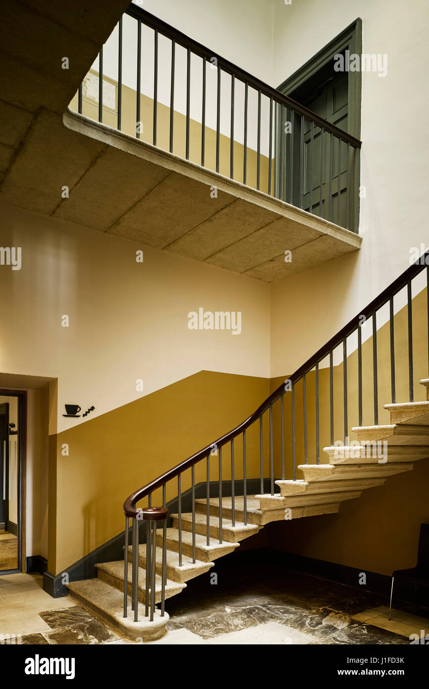 Innenansicht des Treppenhaus zeigen Bodenbelag. Kilmainham Gerichtsgebäude, Kilmainham, Irland. Architekt: OPW Architekten, 2016. Stockfoto