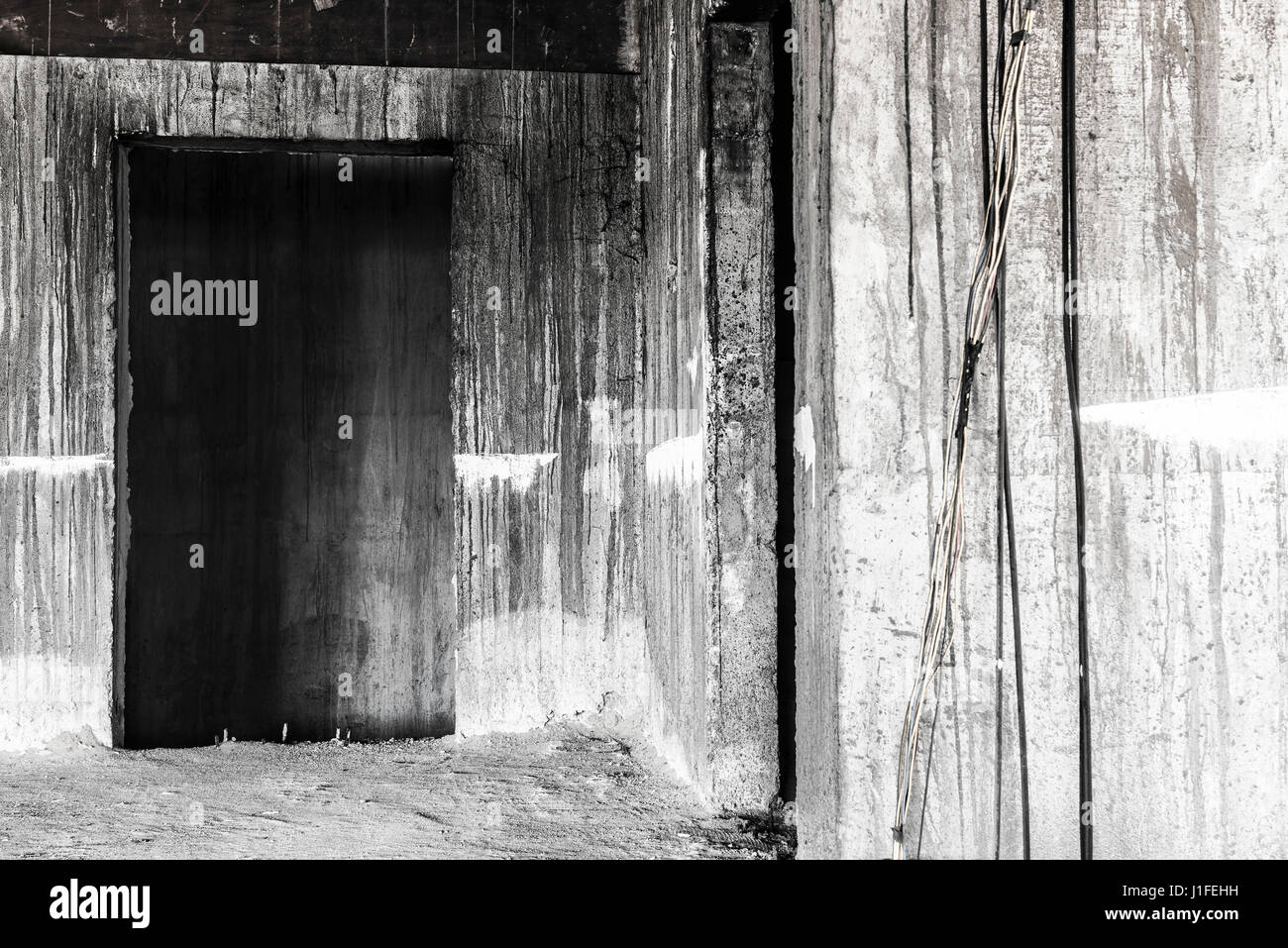 tür zur hölle in verlassenen gebäude, gruselig dunkel halloween