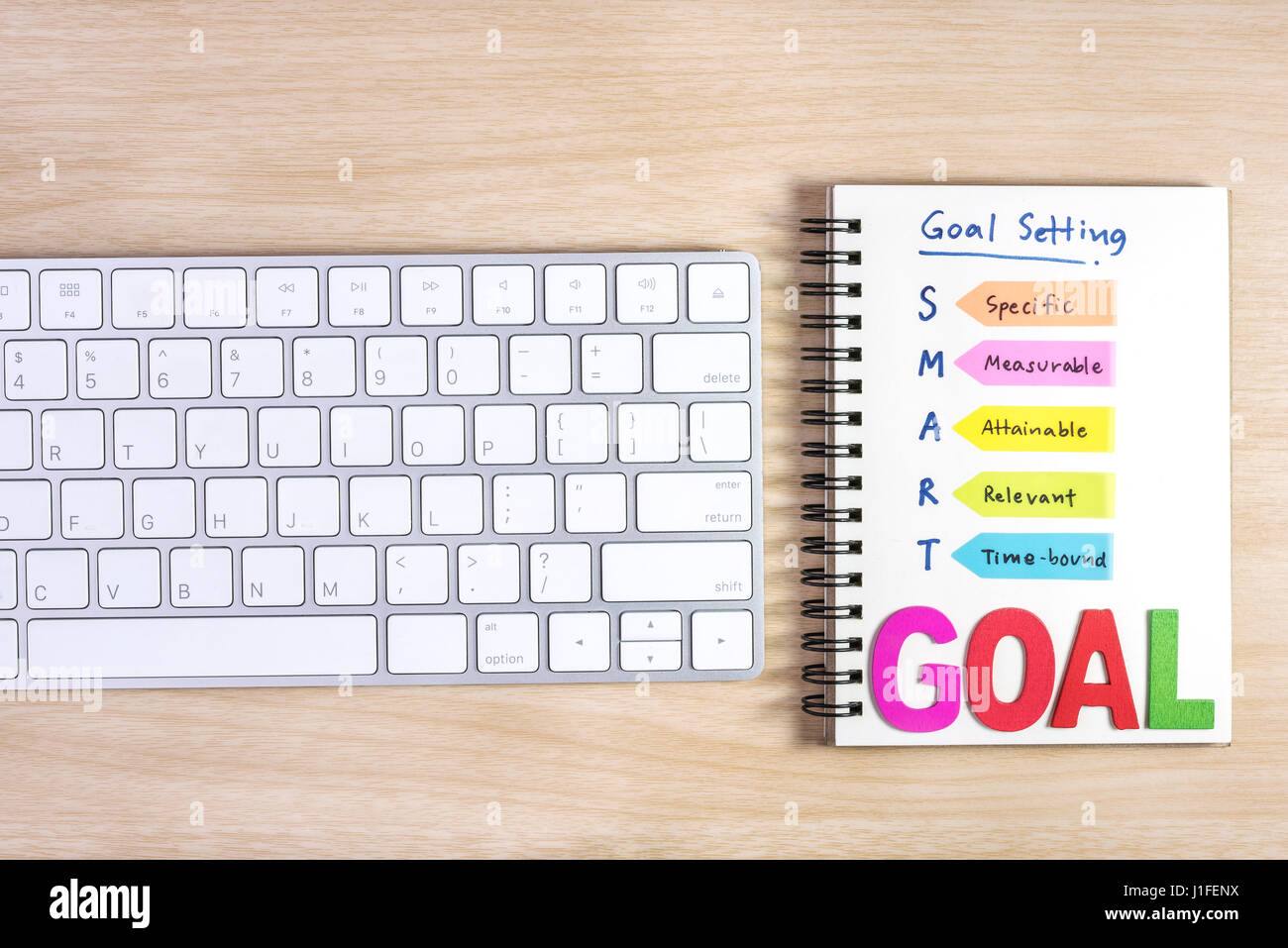 Smarte Ziele einstellen über Holztisch, Erfolg Geschäftskonzept geschrieben am Notebook und Tastatur Stockfoto