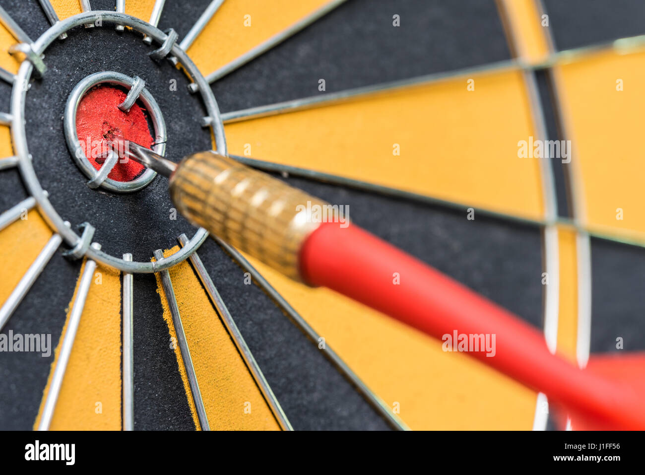Closeup rot dart Pfeil treffen ins Ziel Bullseye Dartscheibe, Business Solutions und Erfolgskonzept Stockfoto