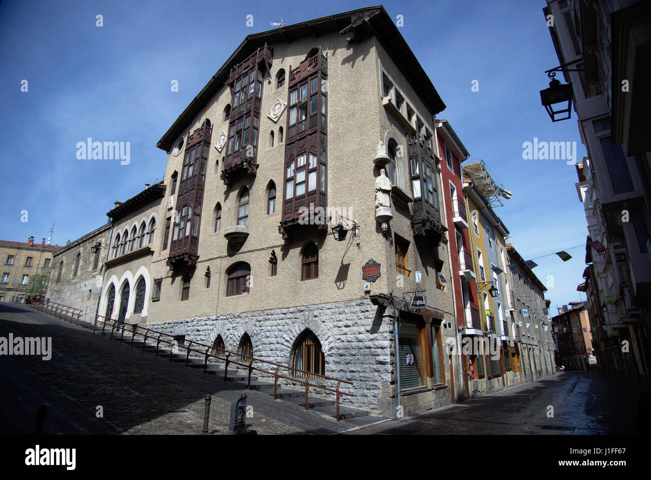 Hausfassade in der Nähe von Kathedrale in einer zentrierten Straße von Vitoria-Gasteiz, Alava, Baskisches Land, Spanien, 2017. Stockfoto