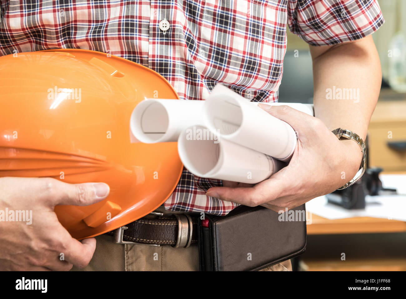 junge Architekten mit Bauplan und Hamlet in Büro-Renovierung, Architektur-Konzept für Auftragnehmer Entwickler und Renovierung Stockfoto