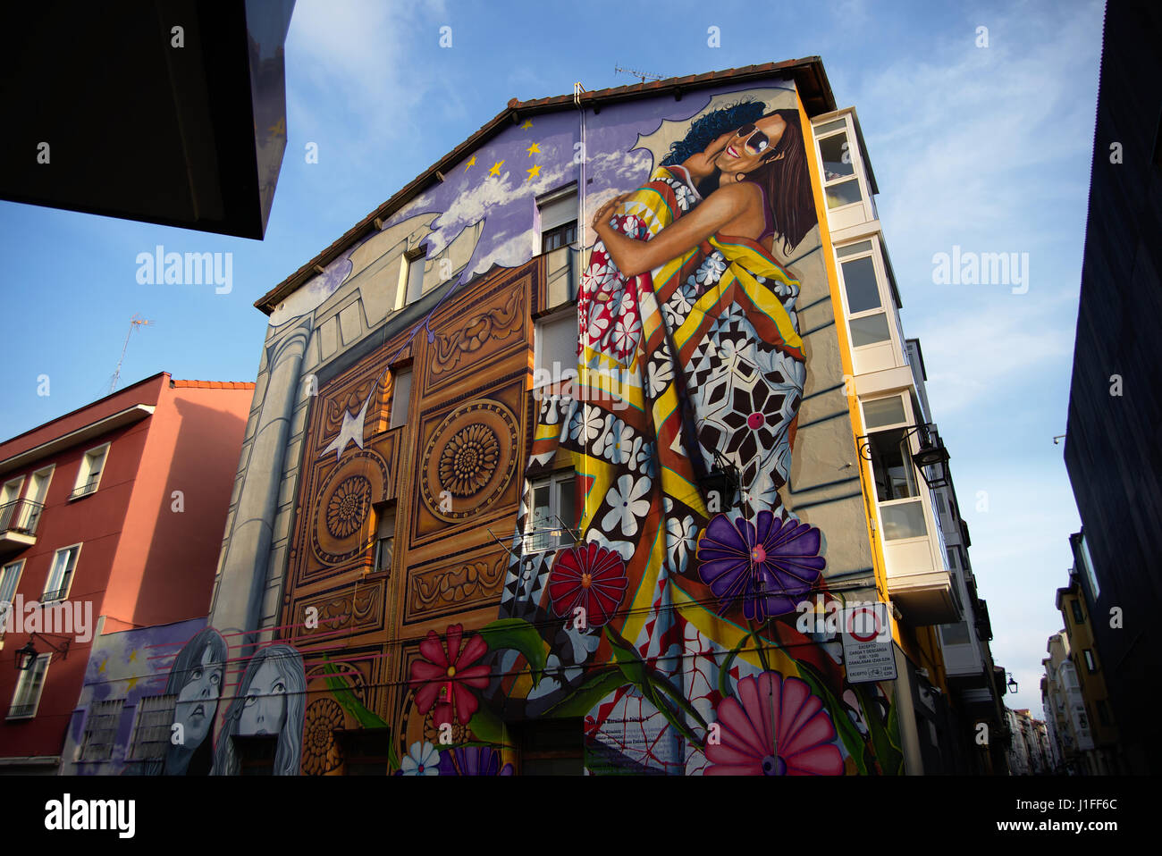 Spektakuläre sehr farbigen Urban Wandbild in Vitoria-Gasteiz, Alava, Baskisches Land, Spanien. Stockfoto